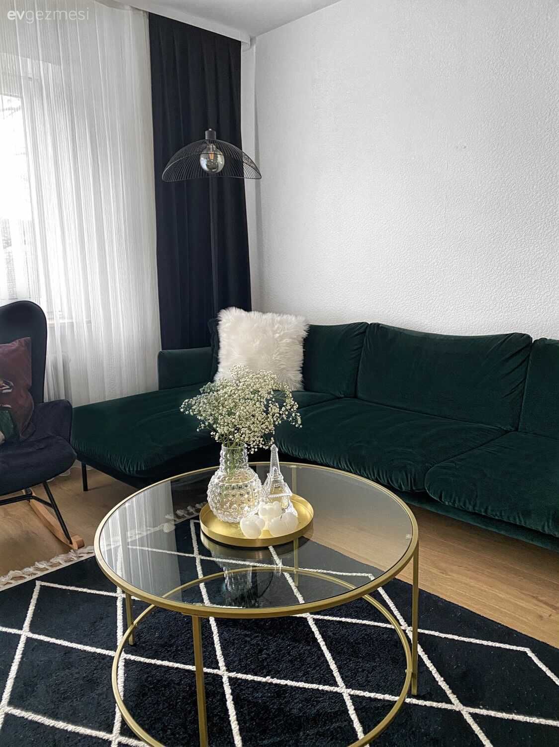 Bu Evin Bir Yanı Koyu Diğer Yanı da Oldukça Açık