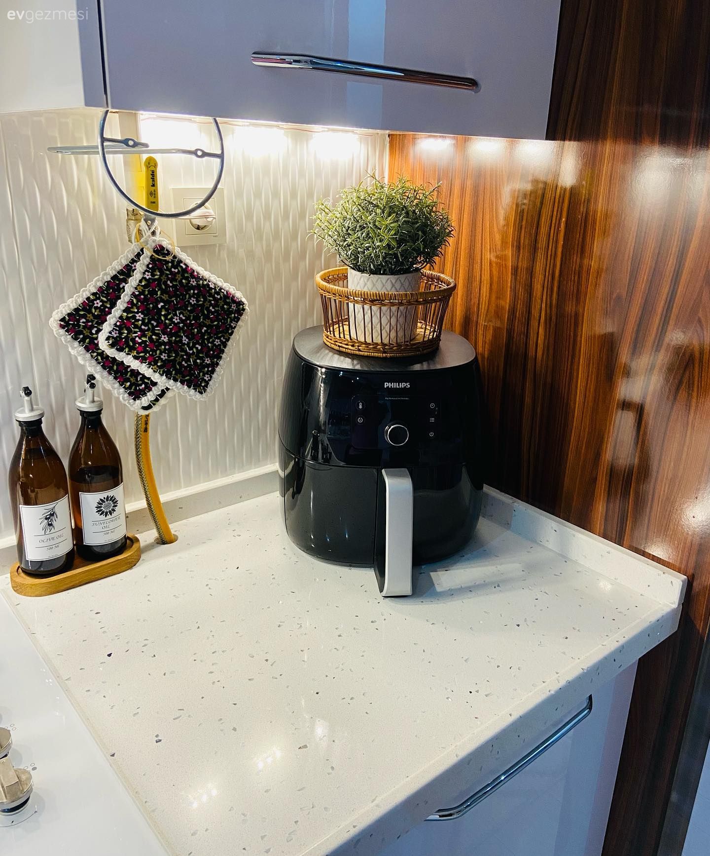 Mutfak, Beyaz, Rustik, Mutfak tezgahı, Mutfak tezgah arası, Tezgah arası seramik, Parke, Siyah, Mutfak aksesuarları, Led aydınlatma, Aydınlatma