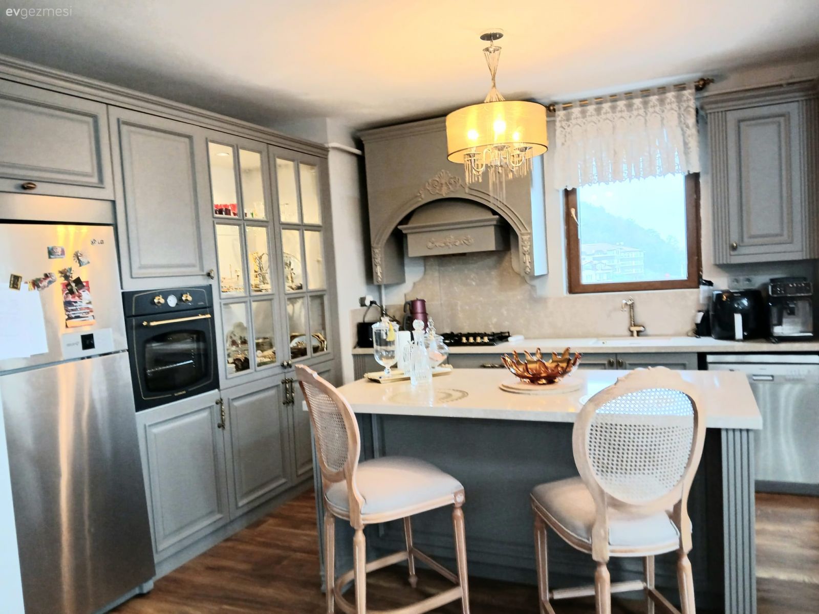 Ordu'daki Bu Evde Kırmızının Cazibesi Açık Mutfağa Yansımış