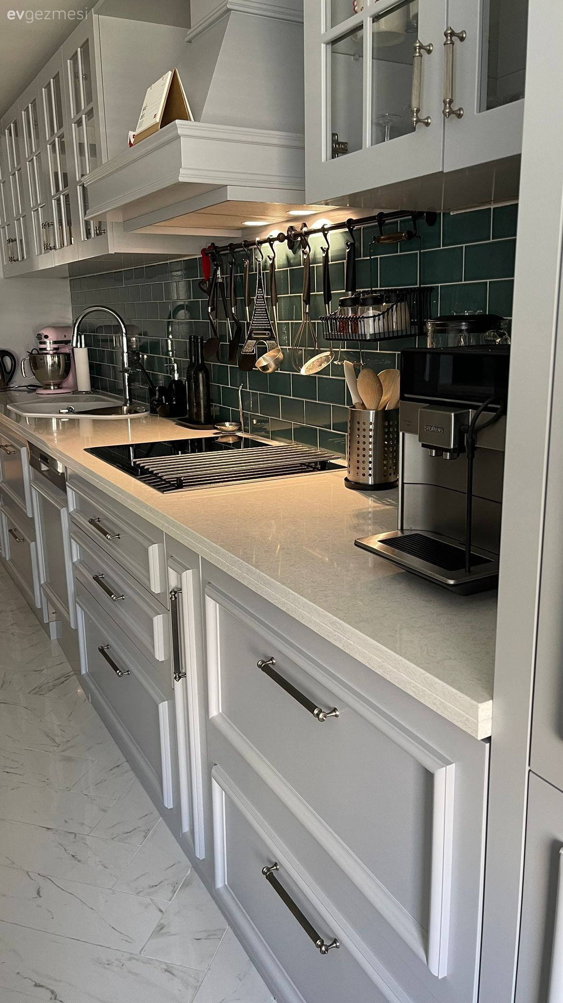 Mutfak, Beyaz, Siyah, Yeşil, Mutfak tezgahı, Mutfak tezgah arası, Tezgah arası seramik, Davlumbaz, Metro seramik, Seramik, Mutfak zemin seramikleri, Cam Ankastre, Ankastre