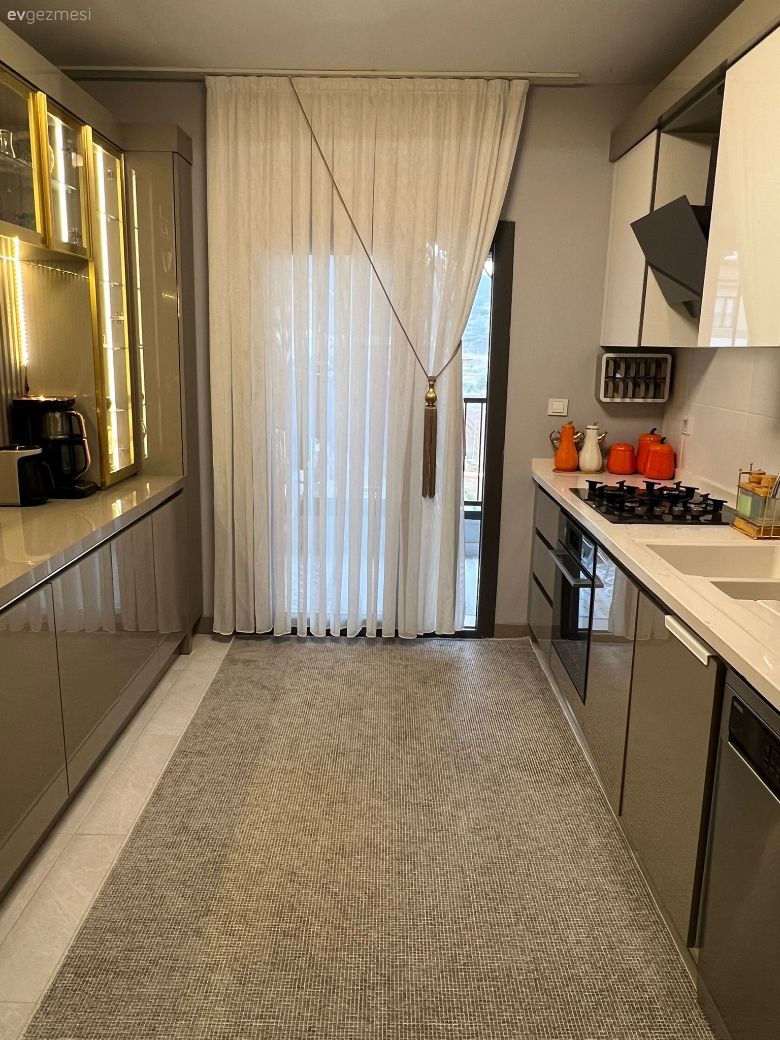 Mutfak, Koridor tipi mutfak, Gri, Beyaz, Mutfak tezgahı, Mutfak tezgah arası, Tezgah arası seramik, Mutfak halısı, Mutfak perdesi, Cam kapaklı dolap, Mutfak aksesuarları