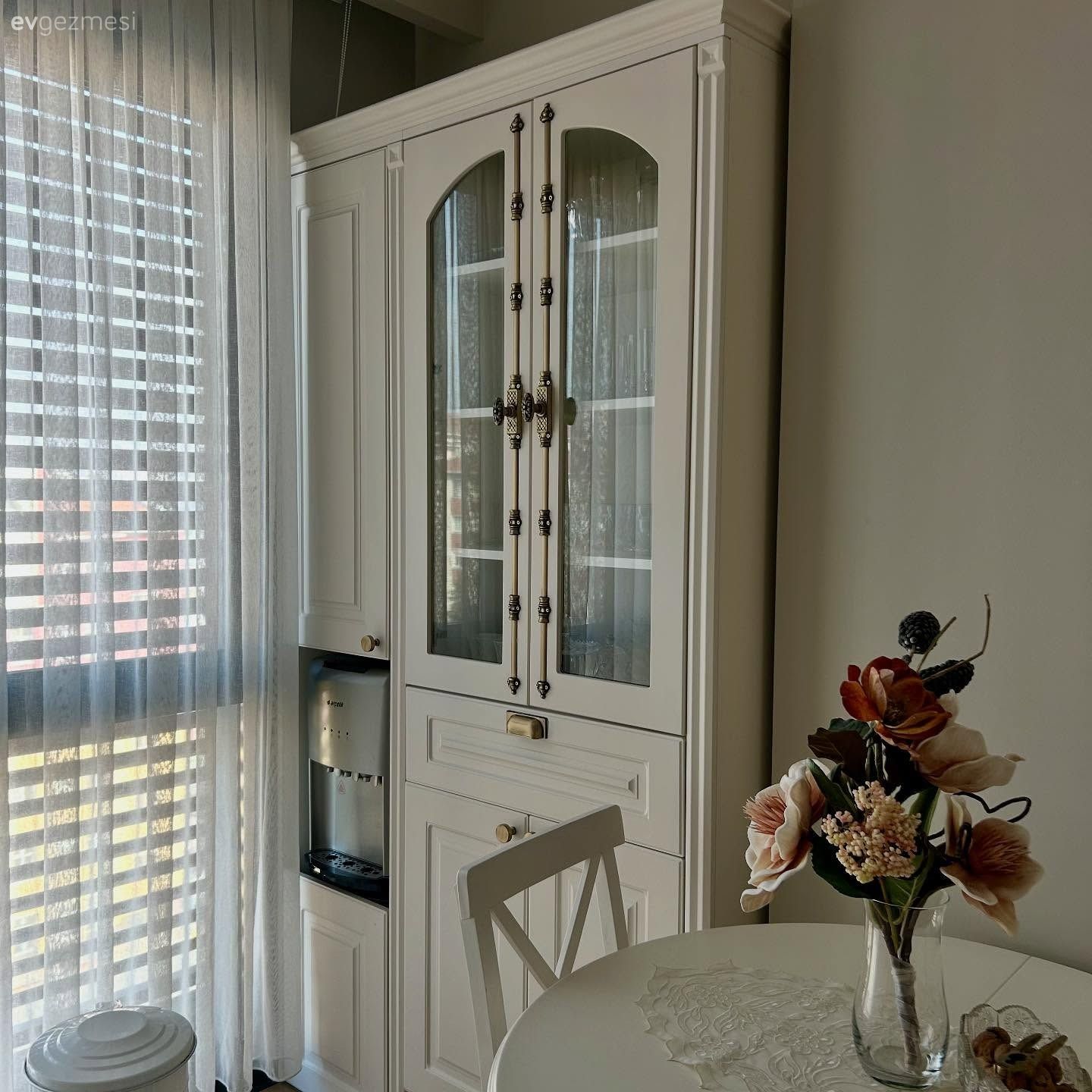 Çok Amaçlı Cam Dolap Bu Mutfağın Birçok İhtiyacına Yanıt Vermiş