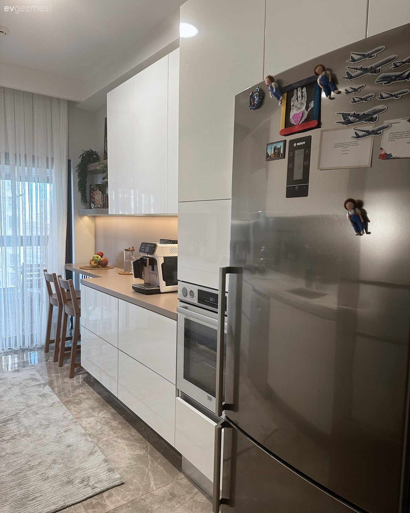 Bu Modern Mutfakta Masa ve Kahve Köşesi Bir Arada