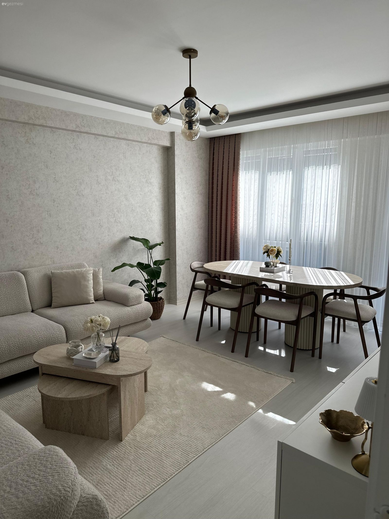 Salon, İskandinav, Krem, Bej, Beyaz, Siyah, Fon perde, Perde, Tül perde, Köşe koltuk, Koltuk takımı, Halı, Salon halısı, Orta sehpa, Sehpa, Yemek masası, Avize, Aydınlatma, Salon avizesi
