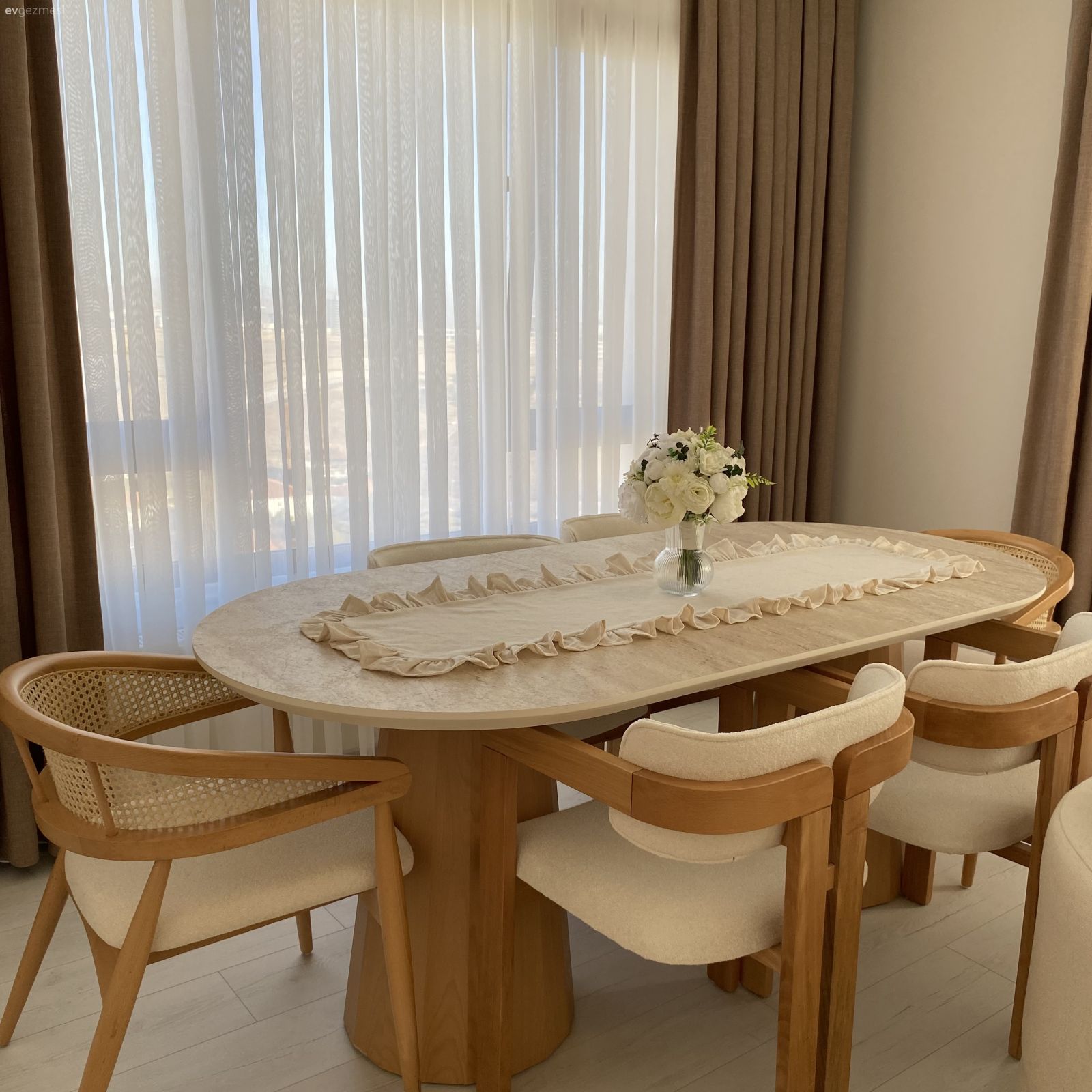 Yemek Odası, Beyaz, Kahverengi, Fon perde, Perde, Tül perde, Sandalye, Yemek masası, Ahşap Mobilya