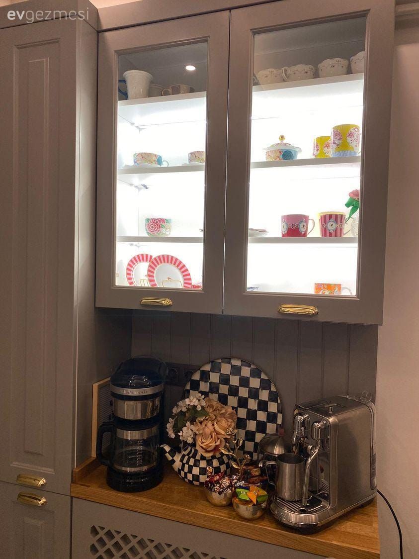 Kahverengi, Gri, Ahşap mutfak tezgahı, Mutfak tezgahı, Cam kapaklı dolap, Mutfak aksesuarları, Mutfak, Siyah- Beyaz