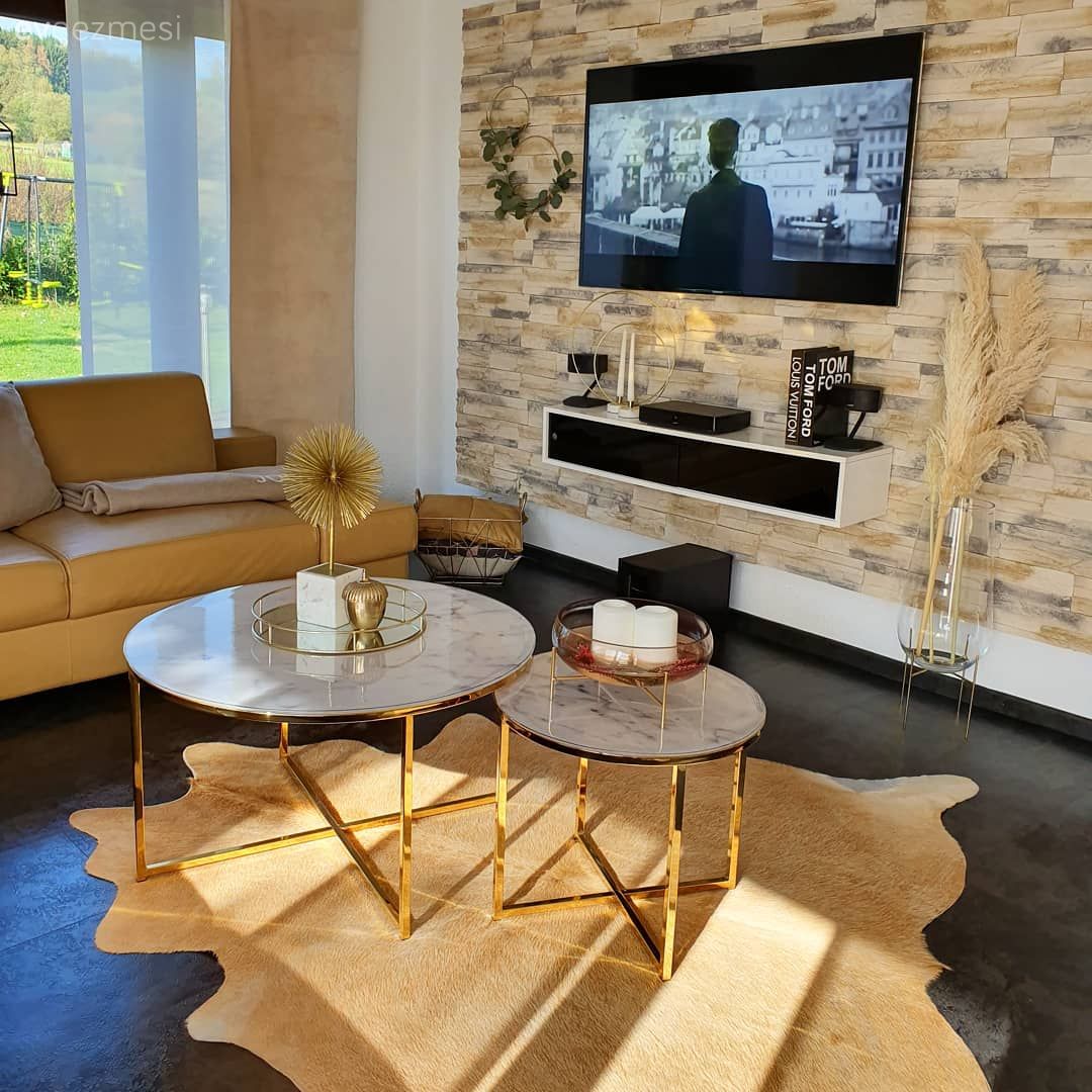 Salon, Rustik, Krem, Altın, Kahverengi, Hardal, Koltuk takımı, Orta sehpa, Sehpa, Metal ayaklı sehpa, Vazo, Ev Aksesuar, Taş duvar, Duvar dekorasyonu, Tv ünitesi, Post halı, Halı, Perde, Siyah, Pampas otu, Sehpa üstü aksesuarı