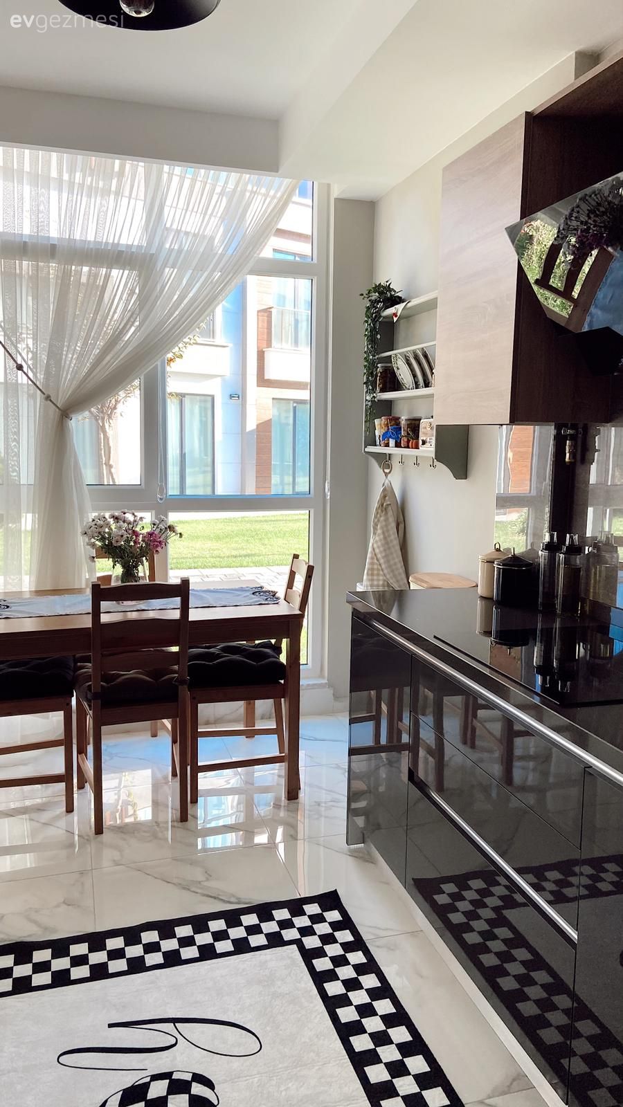 Mutfak, Siyah mutfak, Siyah, Beyaz, Mutfak tezgahı, Mutfak tezgah arası, Tezgah arası seramik, Mutfak rafı, Mutfak perdesi, Sandalye, Mutfak masası, Mutfak halısı