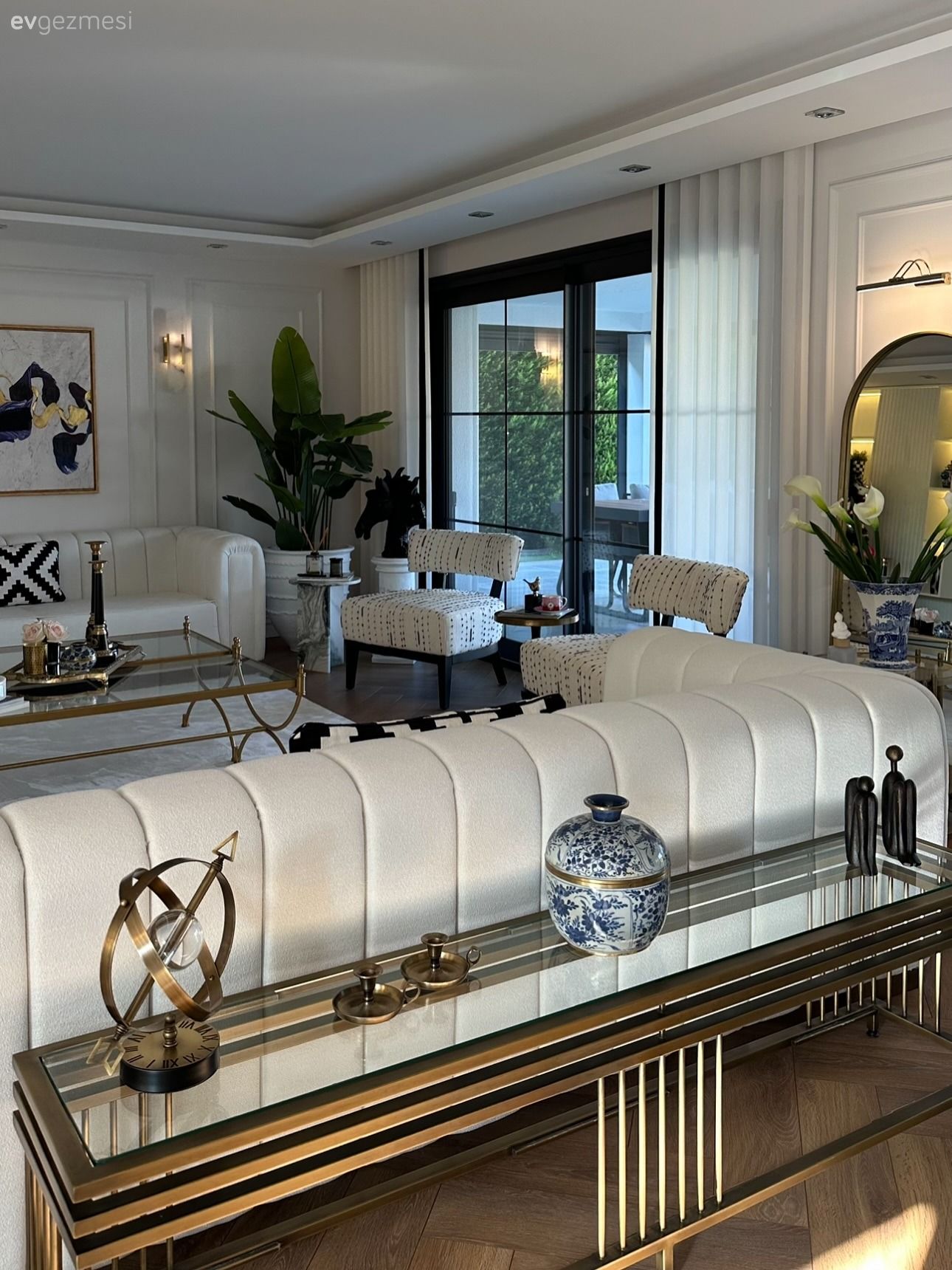 Bu İzmir Evinin Salonu Hem İddialı Hem Natürel