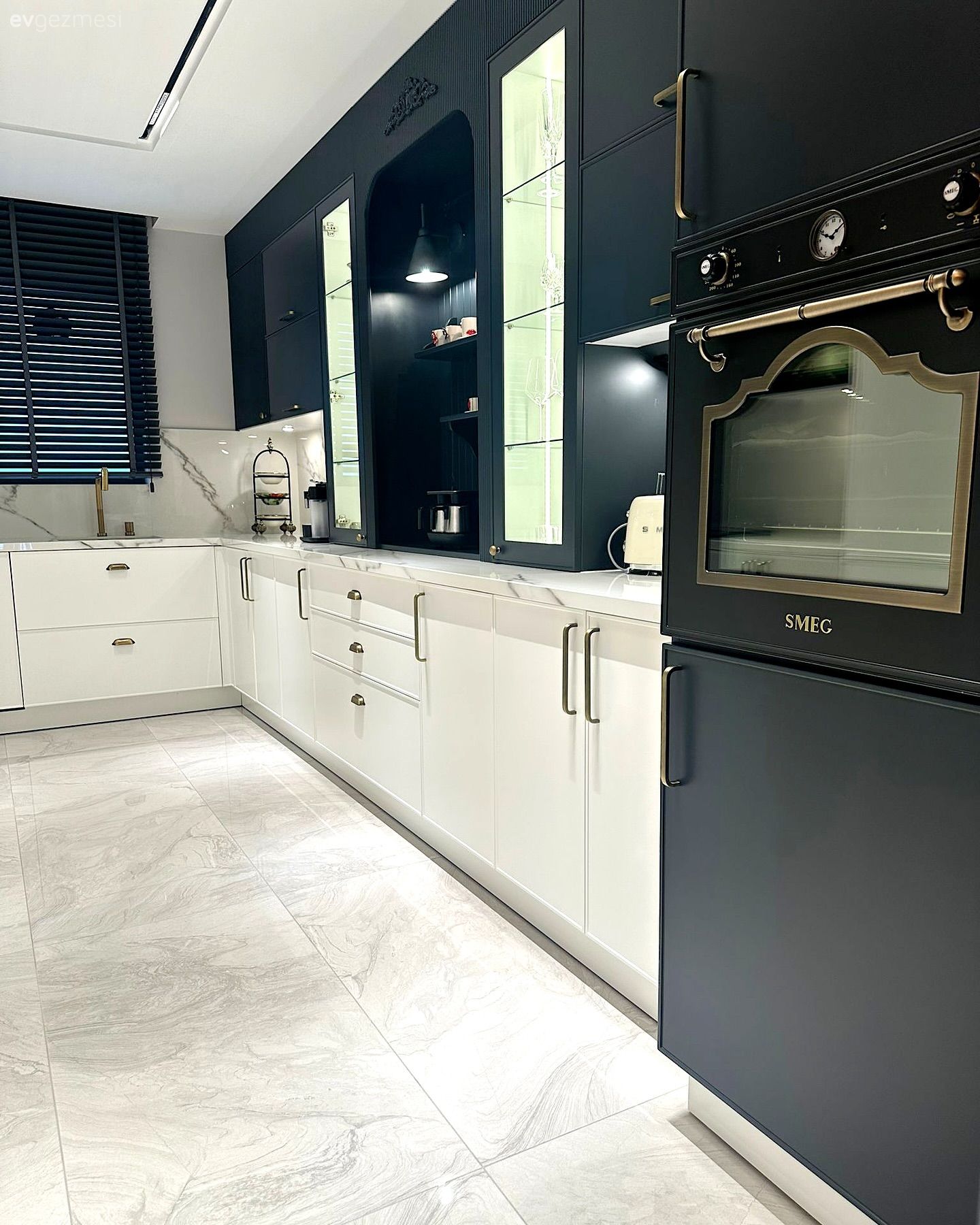 Mutfak, Beyaz, Siyah, Ankastre, Mutfak tezgahı, Mutfak tezgah arası, Porselen tezgah, Kahve köşesi, Mutfak aksesuarları, Jaluzi, Mutfak zemin seramikleri