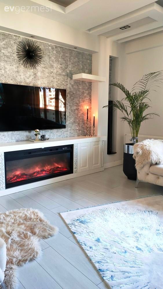 Tv ünitesi, Tv ünitesi aksesuarları, Ev Aksesuar, Elektrikli Şömine, Halı, Salon halısı, Saksı, Ev bitkisi, Modern chesterfield, Peluş, Beyaz, Krem, Bej, Taş duvar, Duvar dekorasyonu
