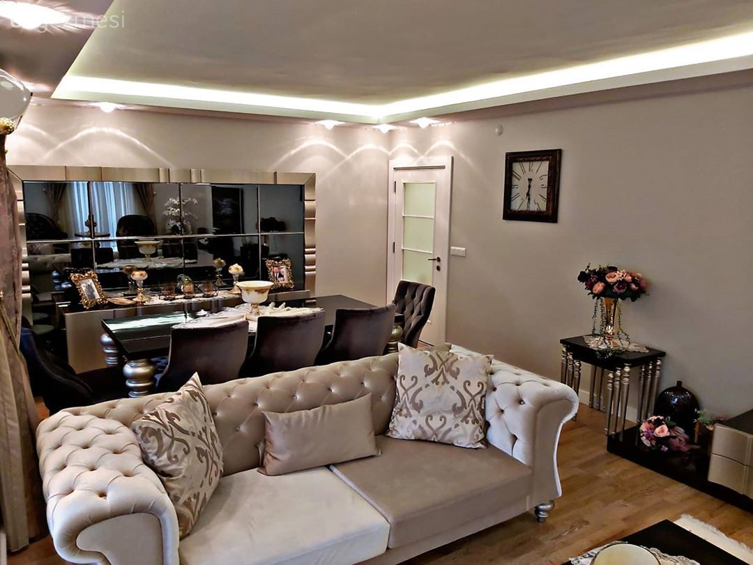 Salon, Art deko, Bej, Gri, Beyaz, Siyah, Koltuk takımı, Orta sehpa, Sehpa, Ayna, Yemek masası, Sandalye, Dekoratif Objeler, Tablo, Duvar dekorasyonu, Ev bitkisi