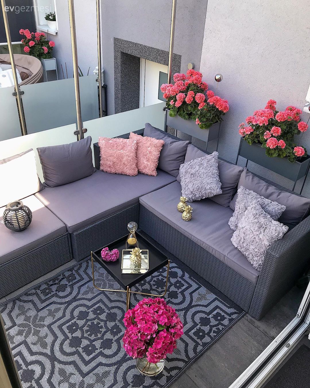 Balkonlara Güzellik Katacak Bakımı Kolay ve Güzel Kokulu Bitkiler