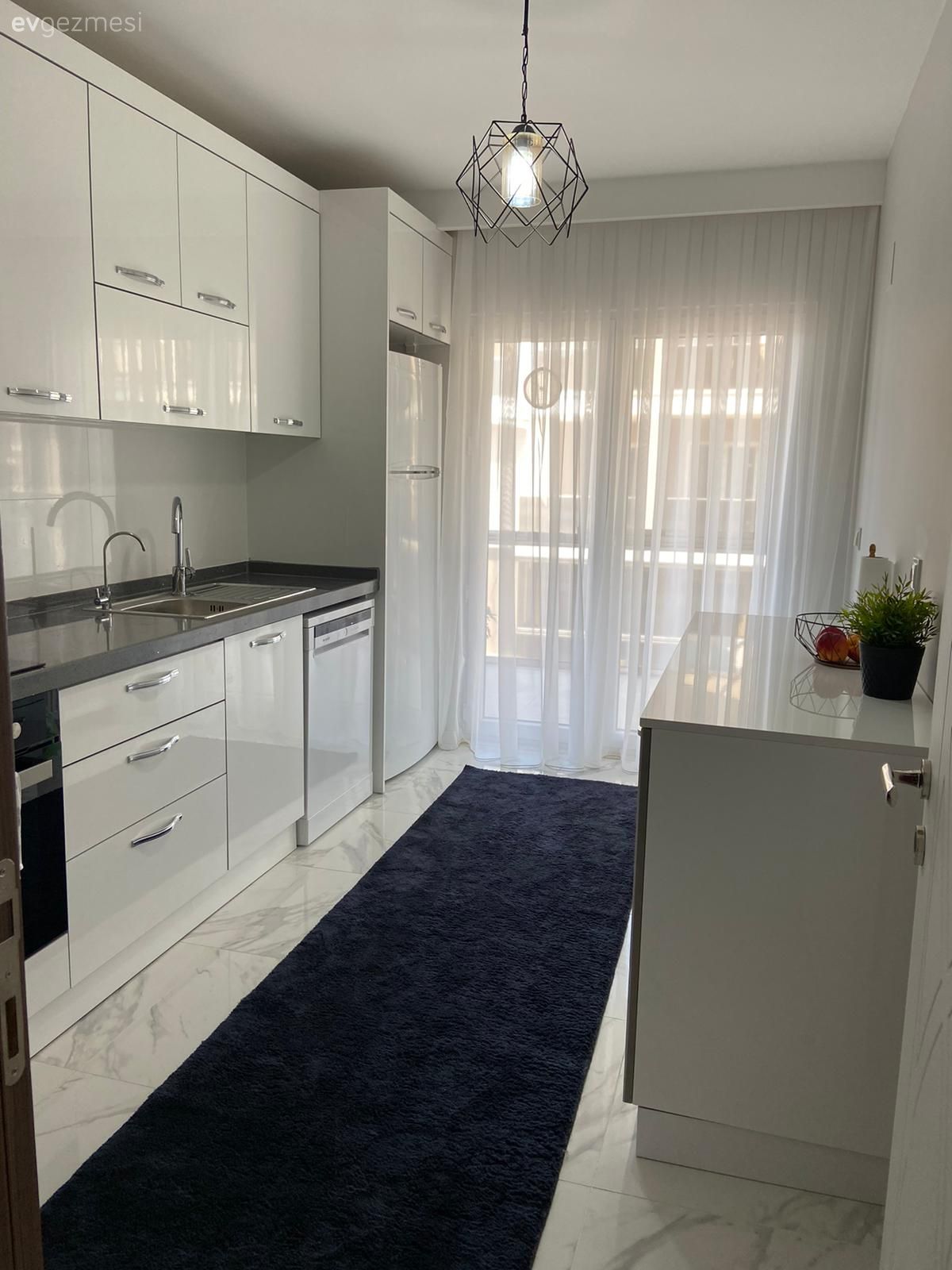Mutfak, Beyaz mutfak, Mutfak tezgahı, Mutfak tezgah arası, Tezgah arası seramik, Mutfak halısı, Ekstra mutfak dolabı, Mutfak Avize Modelleri, Tül perde, Perde, Ankastre