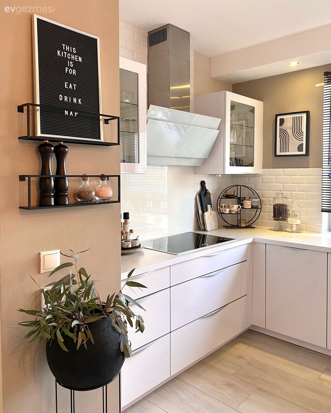 Mutfak, Beyaz, Siyah, Kulpsuz mutfak dolabı, Davlumbaz, Duvar rafı, Duvar dekorasyonu