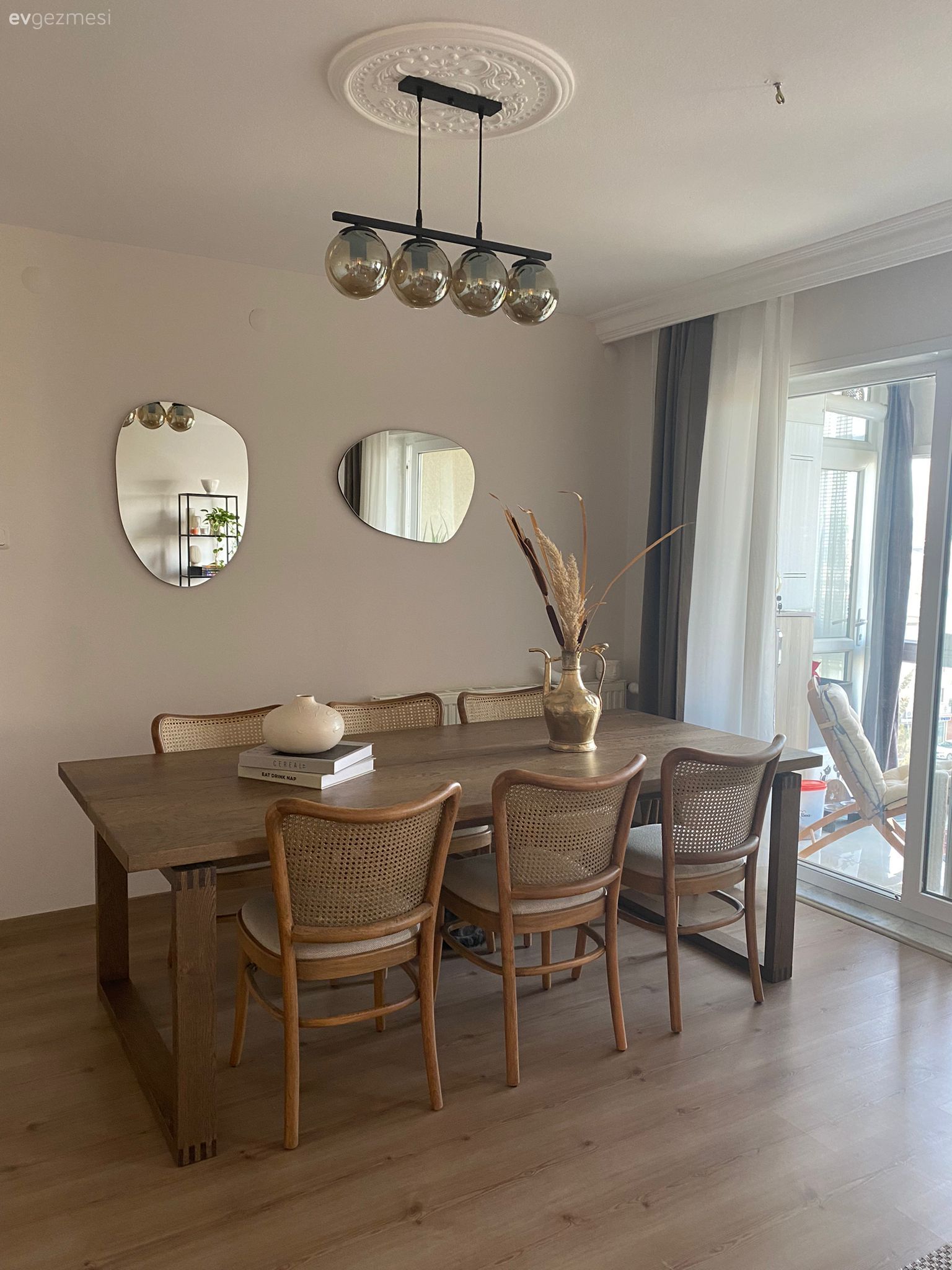 Yemek Odası, Bohem Dekorasyon, İskandinav, Sandalye, Yemek masası, Ahşap masa, Ayna, Avize, Aydınlatma, Vazo, Ev Aksesuar, Tül perde, Perde, Fon perde, Parke