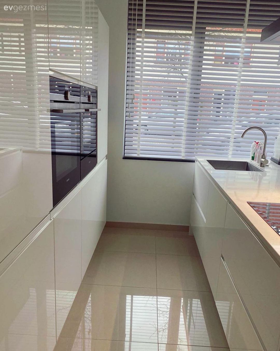 Ev Gezmesi: Işıltı ve Konfor Dengesini Tam Ayarlayan Bir Dekor