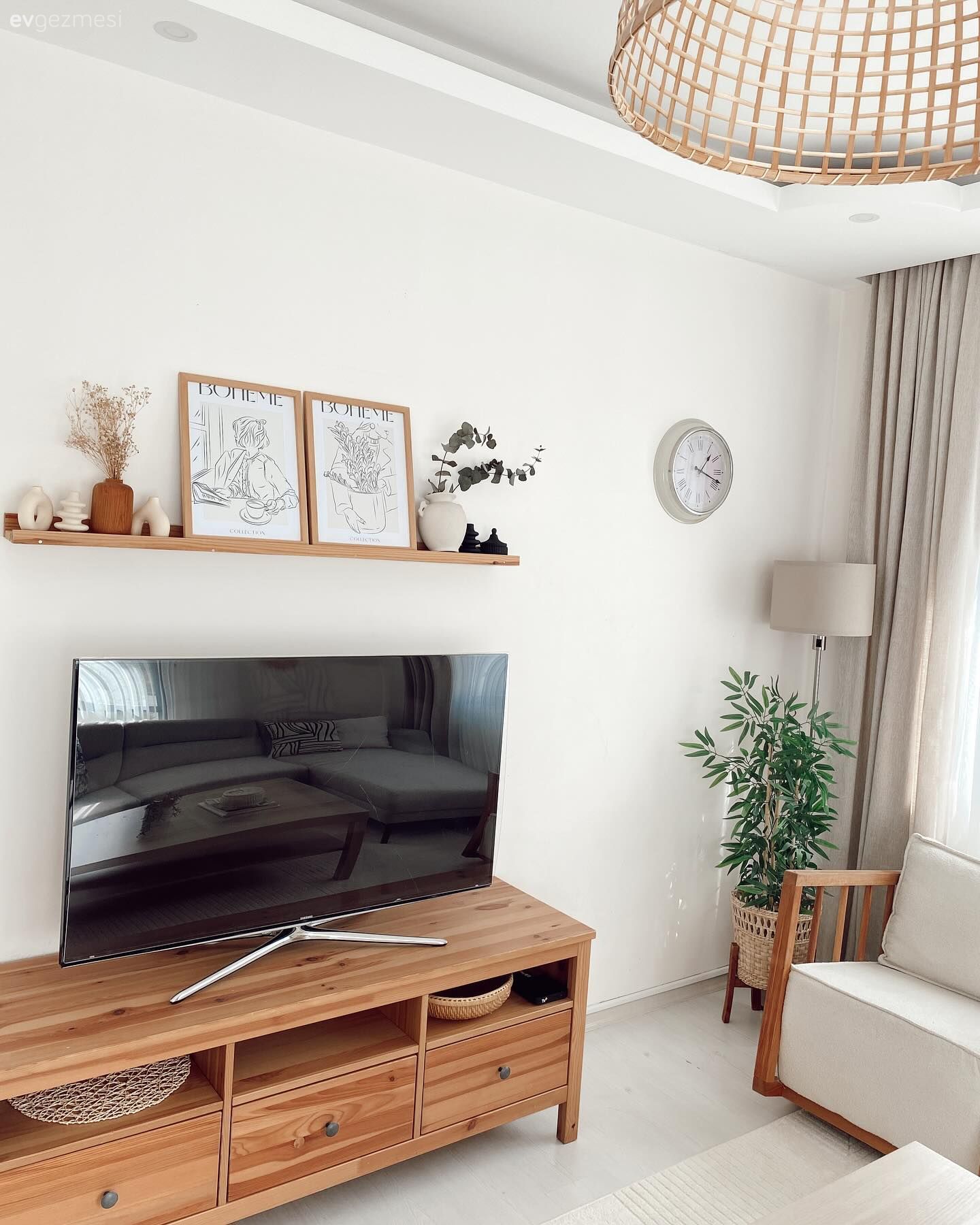 Tv ünitesi, Tv ünitesi aksesuarları, Ev Aksesuar, Saksı, Ev bitkisi, Duvar rafı, Duvar dekorasyonu, Bej, Krem, Berjer, Avize, Aydınlatma, Lambader