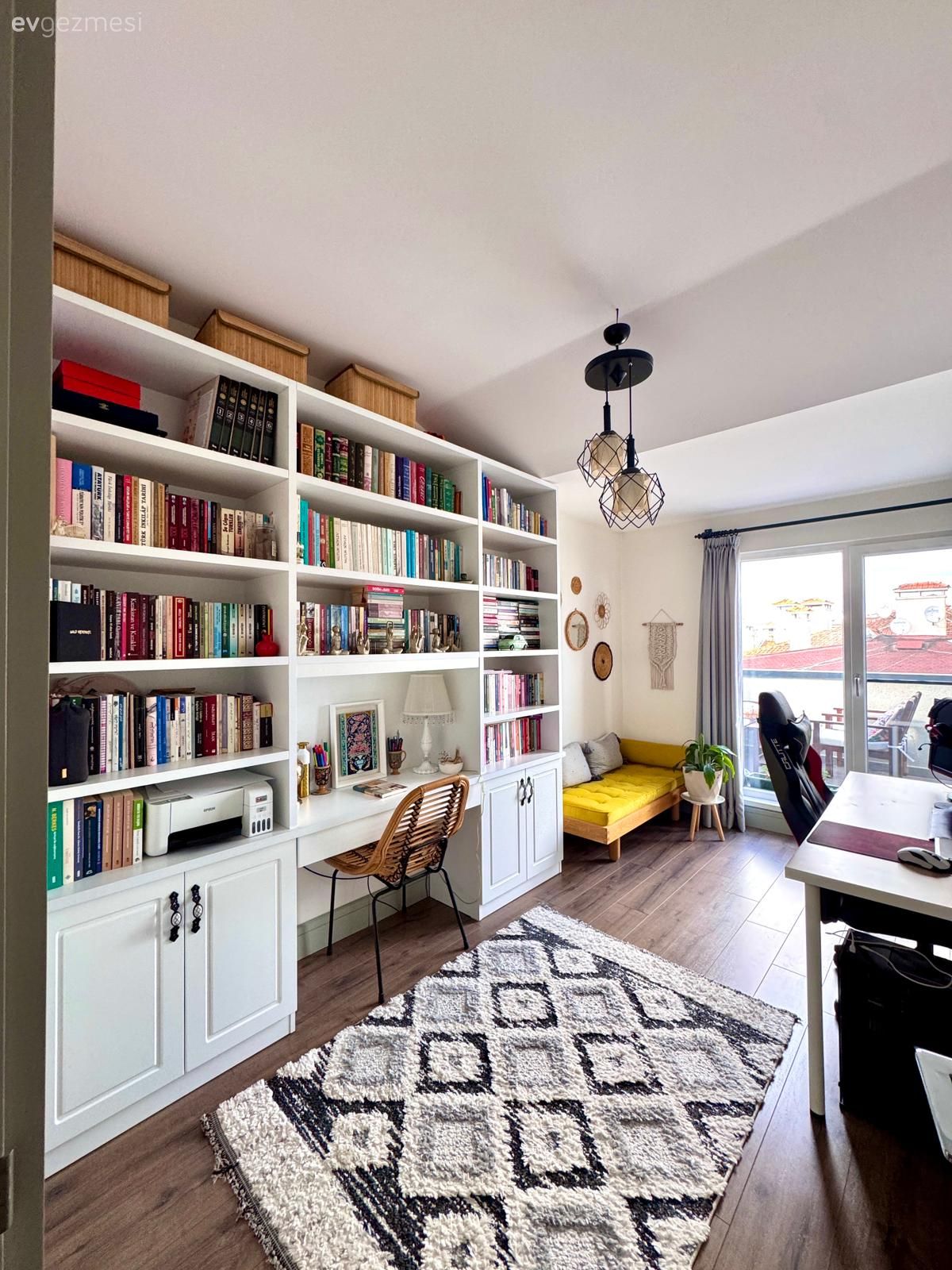 Çalışma odası, Kitaplık, Sarı, Halı, Salon halısı, Desenler, Avize, Aydınlatma, Sandalye, Çalışma masası
