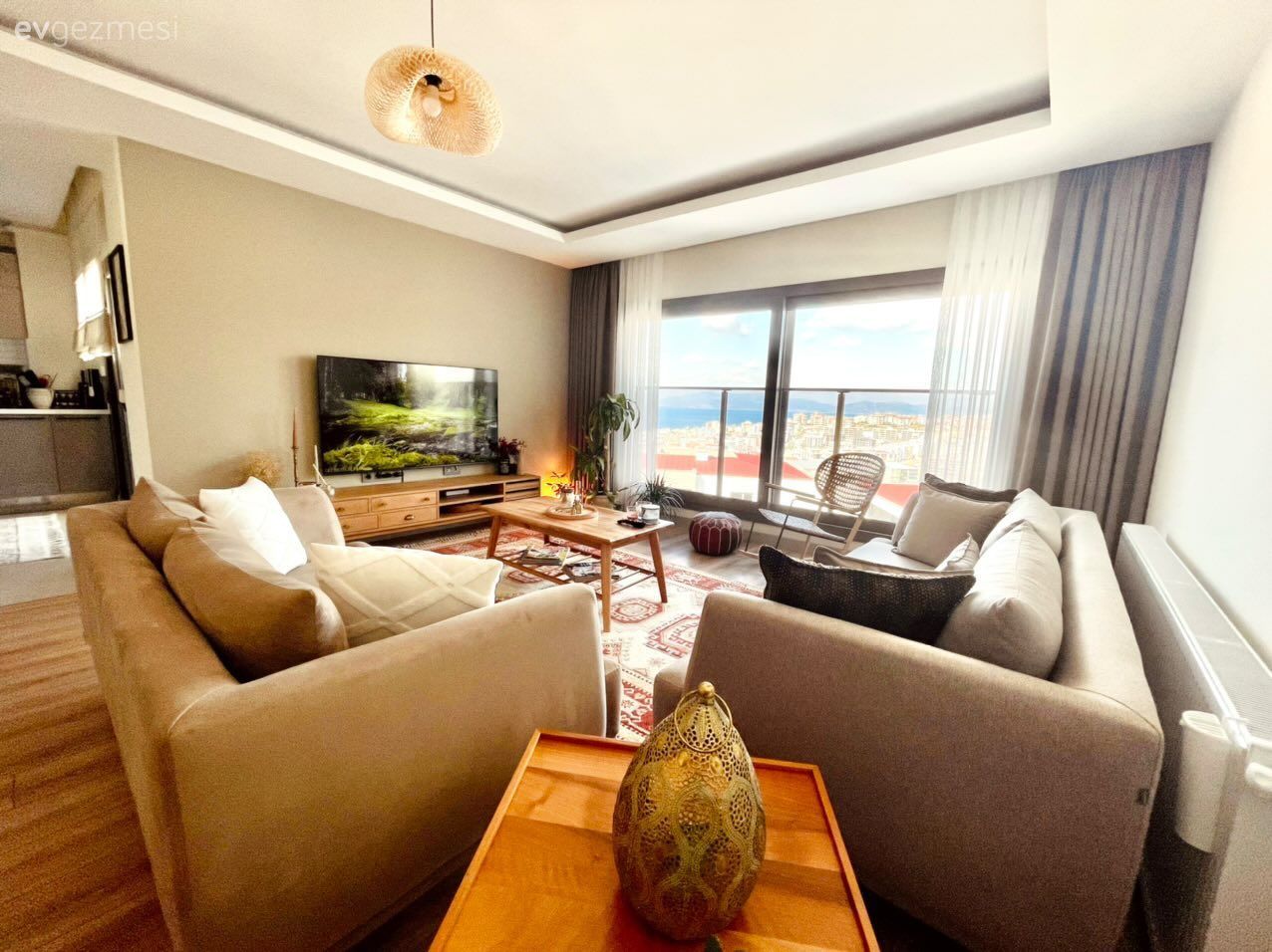 Salon, Modern, Bohem Dekorasyon, Gri, Vizon, Krem, Koltuk takımı, Orta sehpa, Sehpa, Halı, Salon halısı, Tv ünitesi, Tv ünitesi aksesuarları, Ev Aksesuar, Fon perde, Perde, Tül perde, Avize, Aydınlatma, Salon avizesi, Ev bitkisi, Saksı