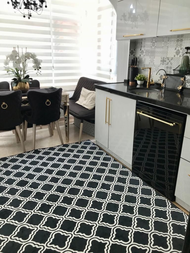 Mutfak, Art deko, Siyah, Beyaz, Mutfak tezgahı, Mutfak tezgah arası, Tezgah arası seramik, Mutfak halısı, Sandalye, Mutfak masası, Zebra Perde, Perde, Mutfak Avize Modelleri