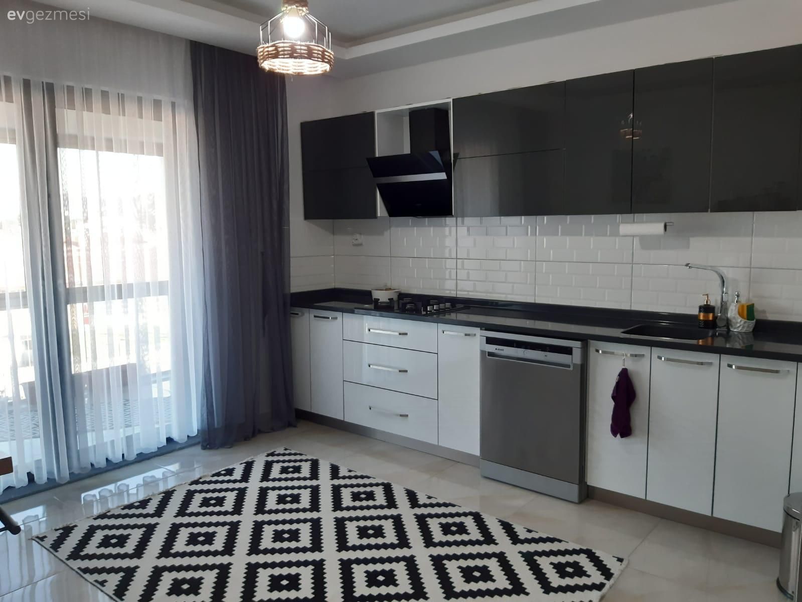 Mutfak, Beyaz, Siyah, Kulpsuz mutfak dolabı, Mutfak tezgahı, Mutfak tezgah arası, Fon perde, Perde, Tül perde, Mutfak halısı, Geometrik desen, Desenler, Mutfak Avize Modelleri, Davlumbaz, Ankastre
