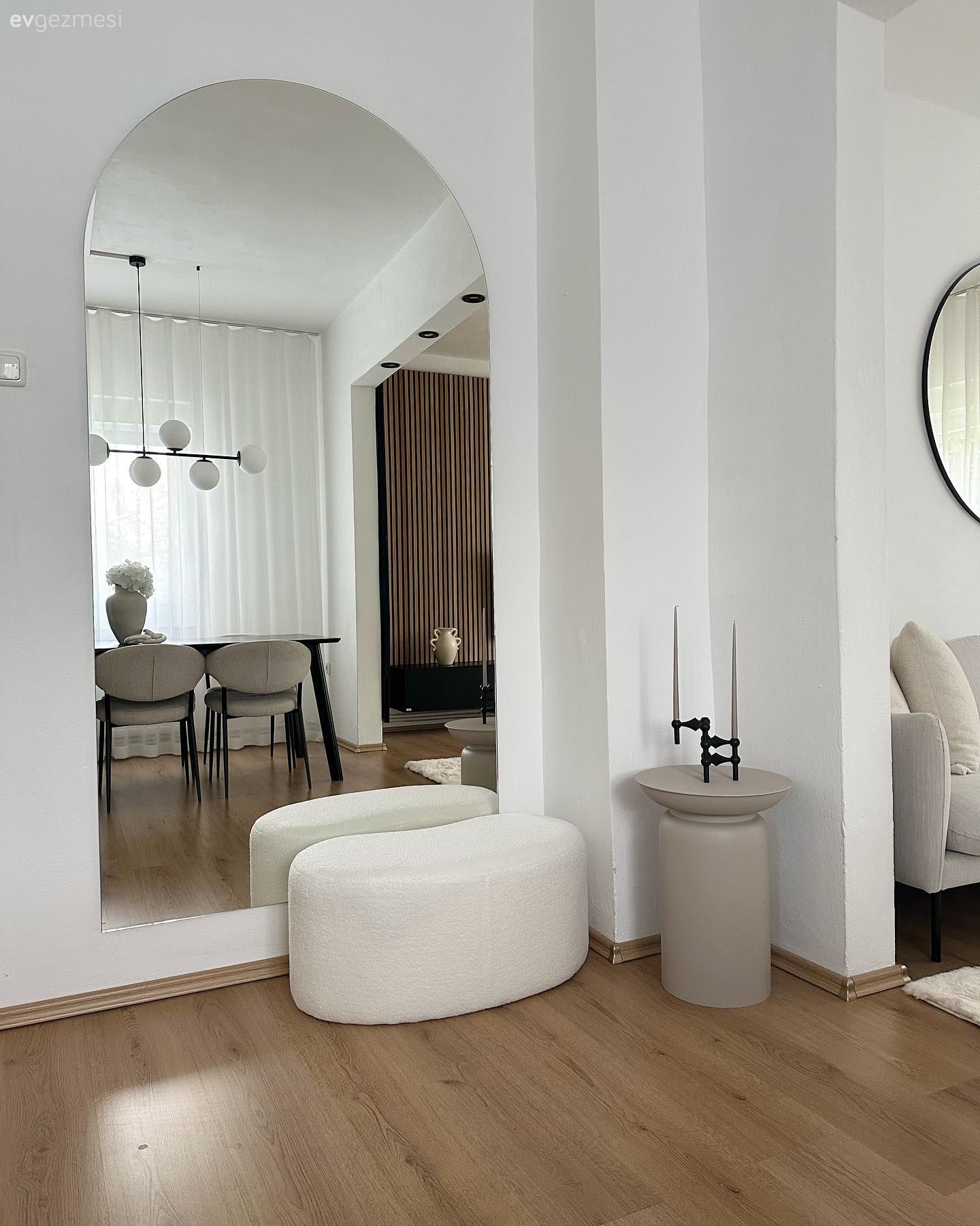 Boy aynası, Ayna, Beyaz, Puf, Yan sehpa, Sehpa, Bej, Siyah, Gri, Parke, Dekoratif Objeler