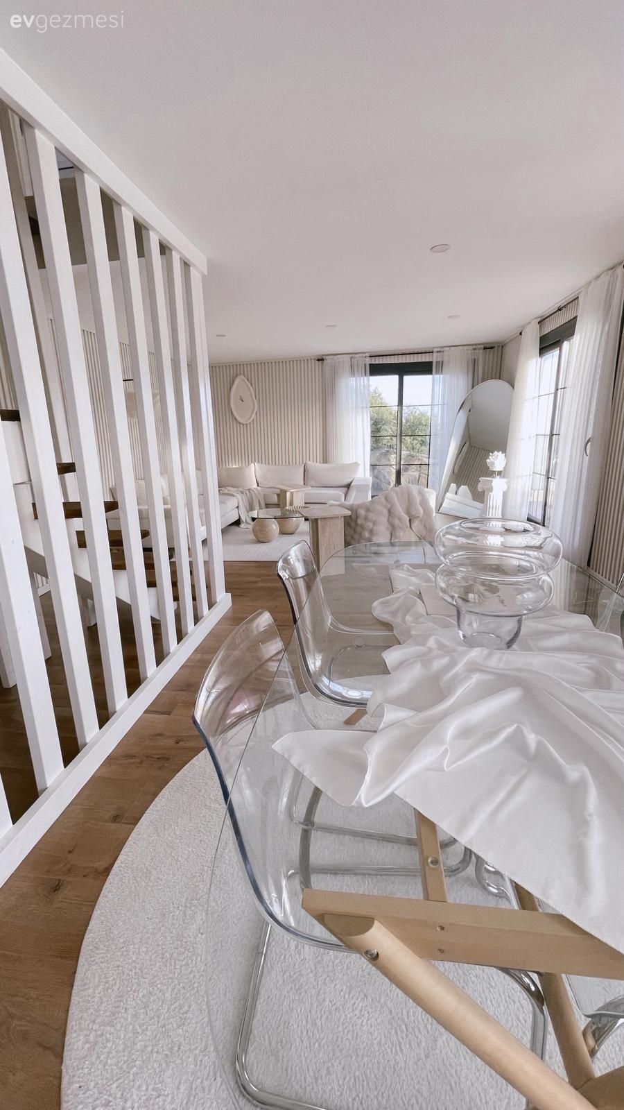 Açık konsept yaşam alanı, Beyaz, Bej, Seperatör, Pleksi sandalye, Pleksi, Sandalye, Yemek masası, Ayna, Beyaz halı, Oval halı, Halı, Parke