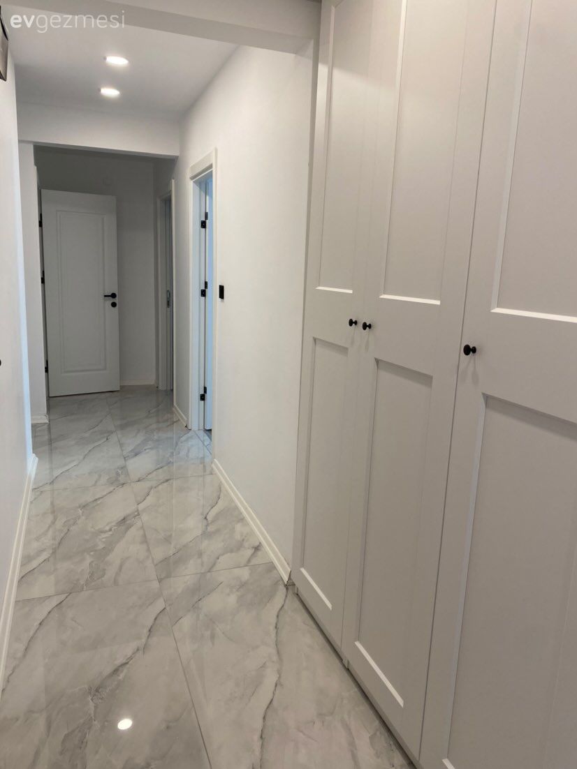 Antre, Beyaz, Vestiyer, Zemin seramikleri, Spot aydınlatma, Aydınlatma