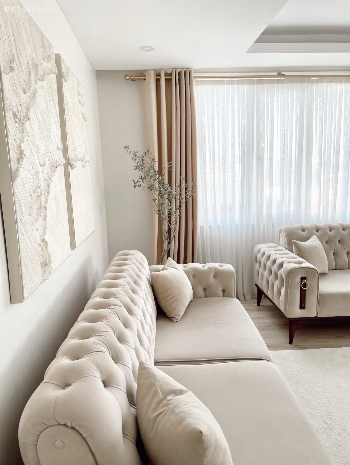 Salon, Modern, Koltuk takımı, Krem, Bej, Beyaz, Fon perde, Perde, Tül perde, Tablo, Duvar dekorasyonu, Kırlent, Ev tekstili, Dekoratif Objeler