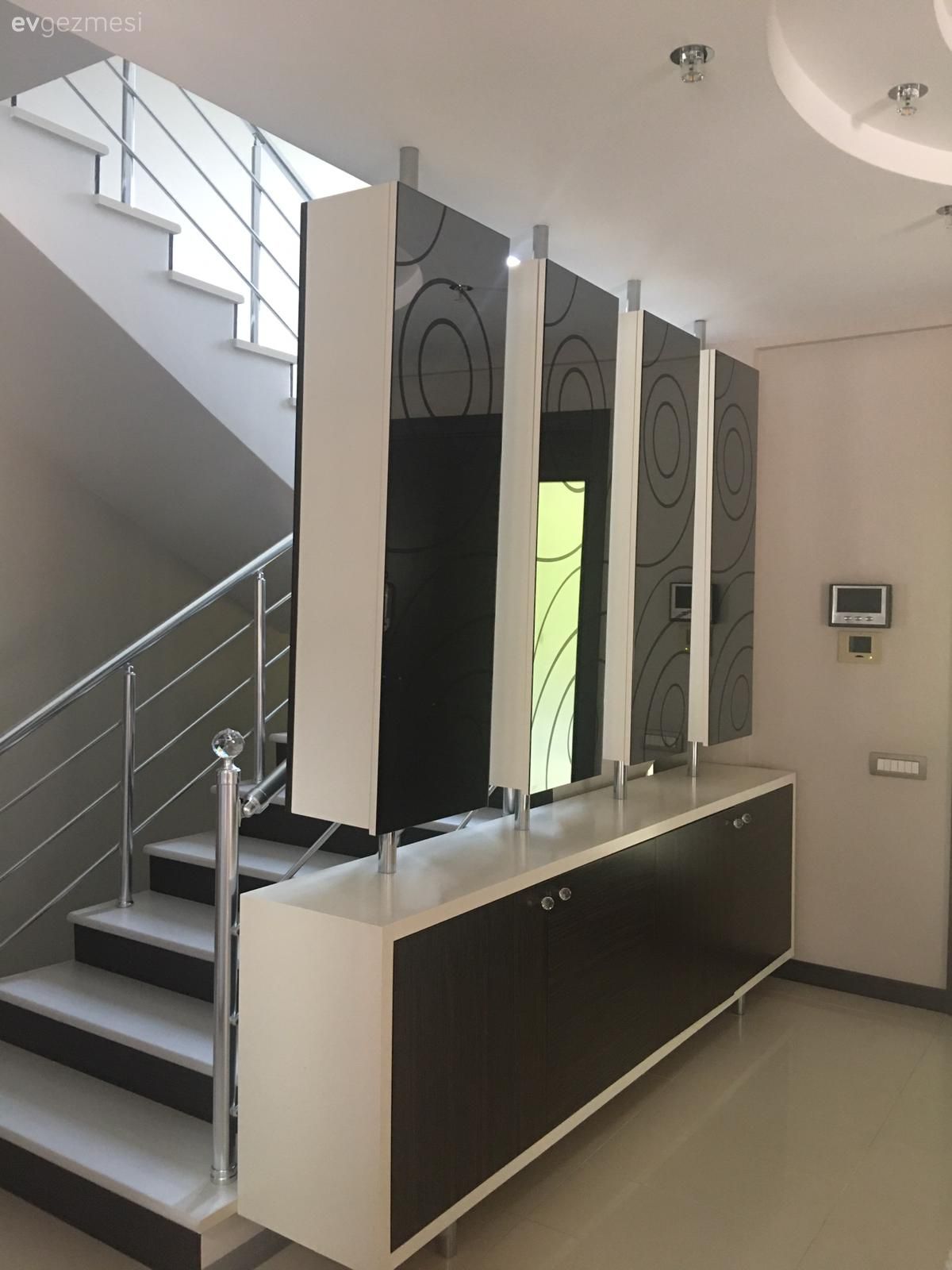 Beyaz, Siyah, Vestiyer