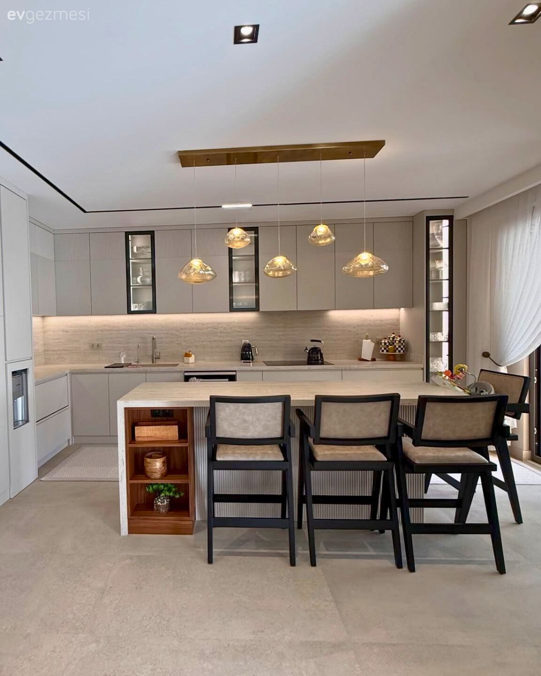 Mutfak, Modern, Gri, Amerikan Mutfak, Açık konsept yaşam alanı, Siyah, Tezgah arası seramik, Mutfak tezgah arası, Mutfak sandalyesi, Mutfak masası, Mutfak Avize Modelleri, Cam kapaklı dolap, Mutfak aksesuarları, Bej, Krem