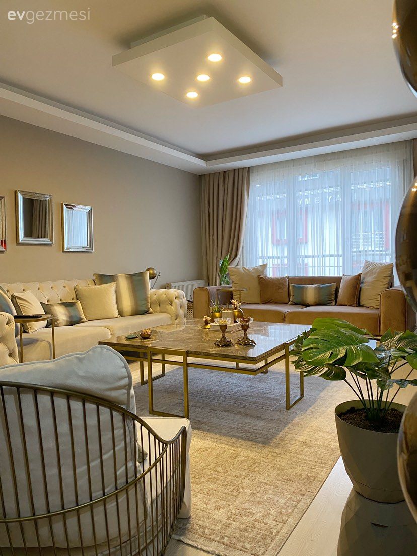 Salon, Modern, Beyaz, Krem, Bej, Altın, Yeşil, Çerçeve, Koltuk takımı, Fon perde, Perde, Tül perde, Kırlent, Ev tekstili, Orta sehpa, Sehpa, Berjer, Halı, Salon halısı, Ayna çerçeve, Aynalı aksesuar, Saksı, Dekoratif Objeler