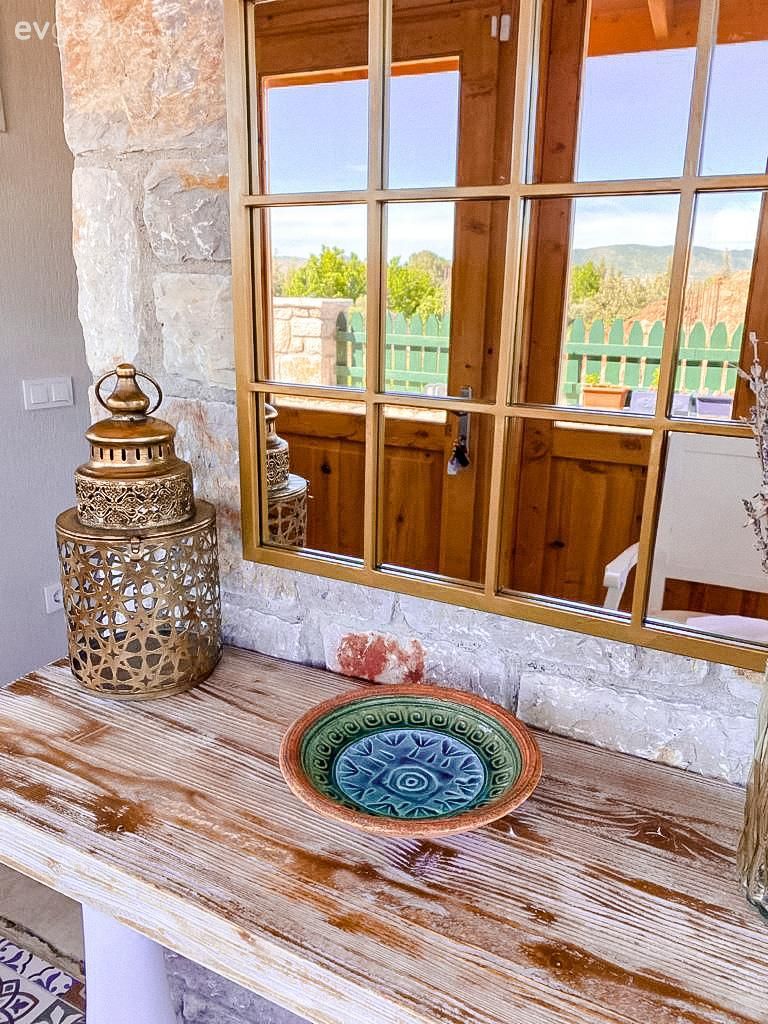 Taş duvar, Duvar dekorasyonu, Pencere duvar dekoru, Ayna, Dresuar, Dekoratif Objeler, Antre