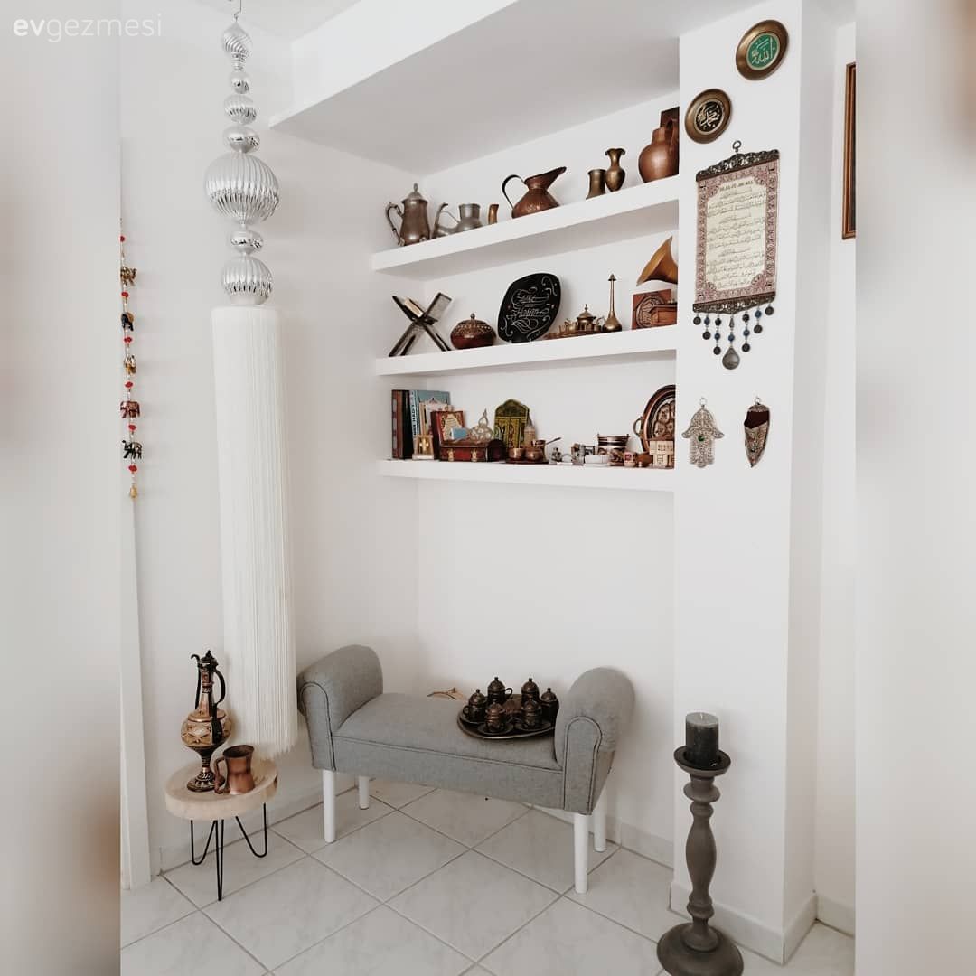 Salon, Duvar dekorasyonu, Beyaz, Bank, Şamdan, Ev Aksesuar, Duvar rafı, Dekoratif Objeler, Metal ayaklı sehpa, Sehpa, Bakır