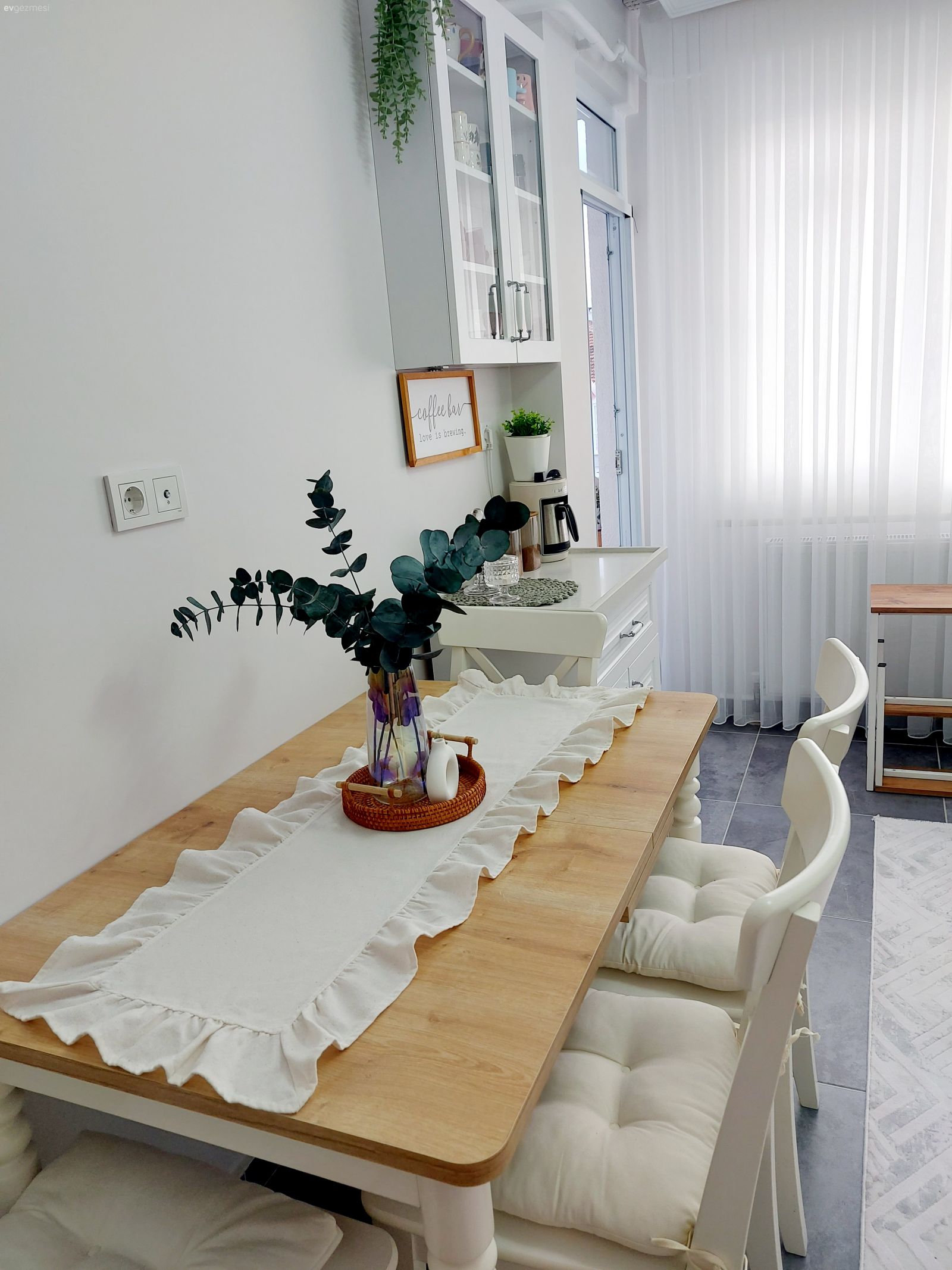 Kahve köşesi, Beyaz, Sandalye, Mutfak masası, Mutfak aksesuarları, Mutfak, Tül perde, Perde