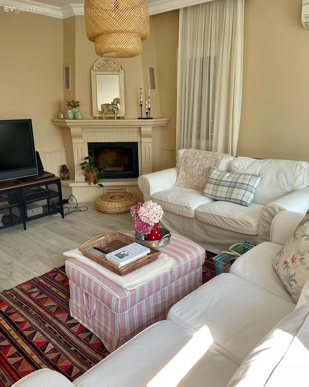 Bu İzmir Evinin Vazgeçilmezleri Renkler ve Desenler!