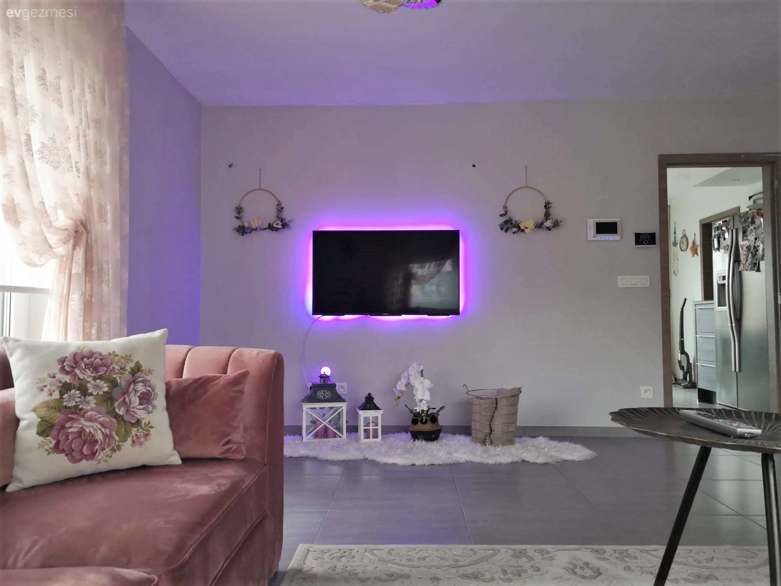 Salon, Modern klasik, Pembe, Krem, Altın, Köşe koltuk, Koltuk takımı, Halı, Salon halısı, Tül perde, Perde, Stor perde, Avize, Aydınlatma, Salon avizesi, Fener, Ev Aksesuar, Duvar dekorasyonu