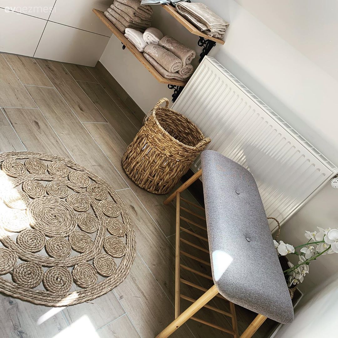 Banyo, Banyo aynası, Banyo dolabı, Banyo seramikleri, Banyo paspası, Bank, Mavi, Hasır sepet, Jüt halı, Halı