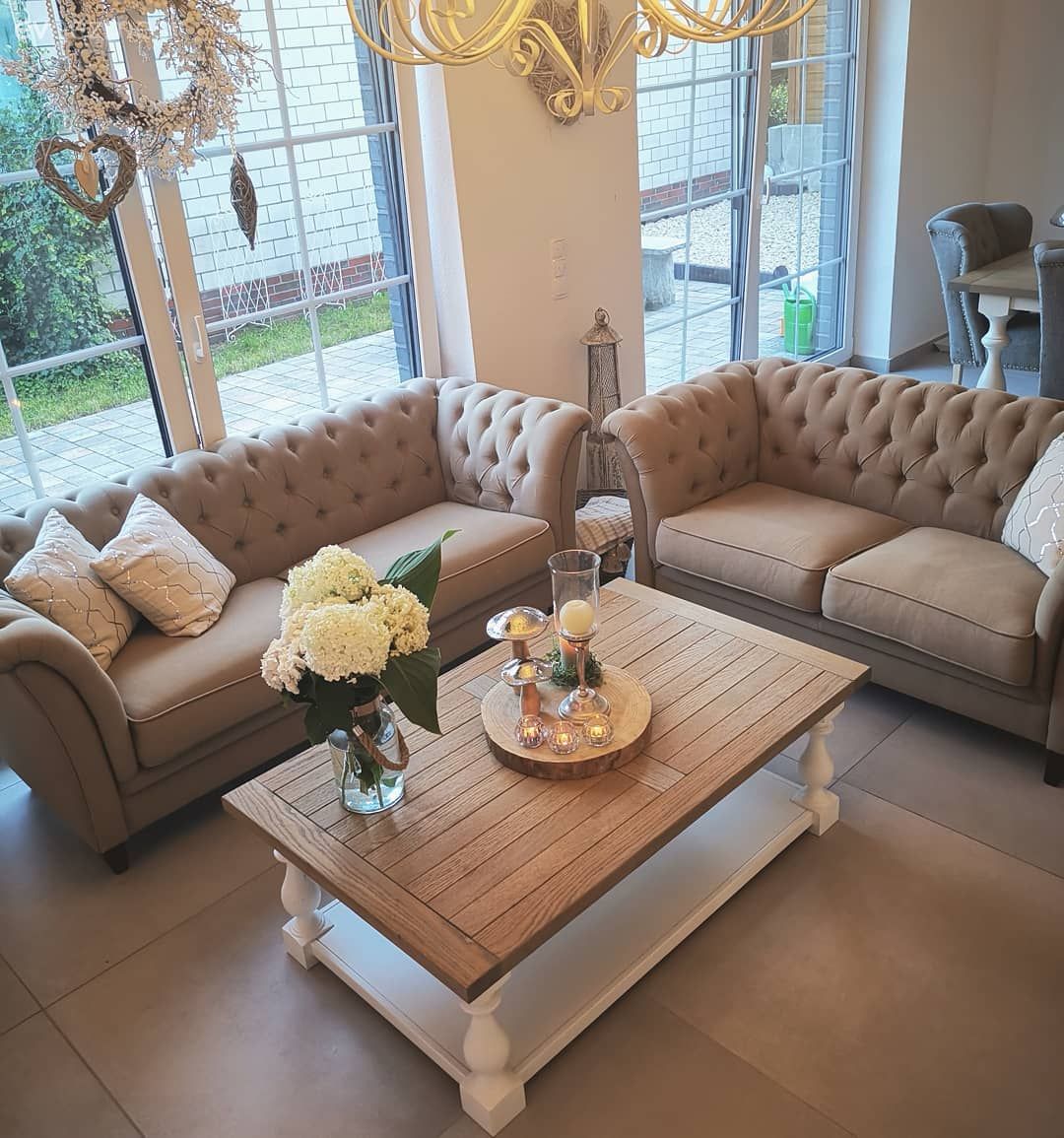 Salon, Dubleks evler, Country, Vizon, Beyaz, Krem, Kahverengi, Koltuk takımı, Kapitoneli koltuk, Orta sehpa, Sehpa, Ahşap Mobilya, Avize, Aydınlatma, Salon avizesi, Halı, Vazo, Ev Aksesuar, Sehpa üstü aksesuarı, Şamdan, Ev tekstili, Dekoratif Objeler, Salon halısı, Kırlent, Çiçekler