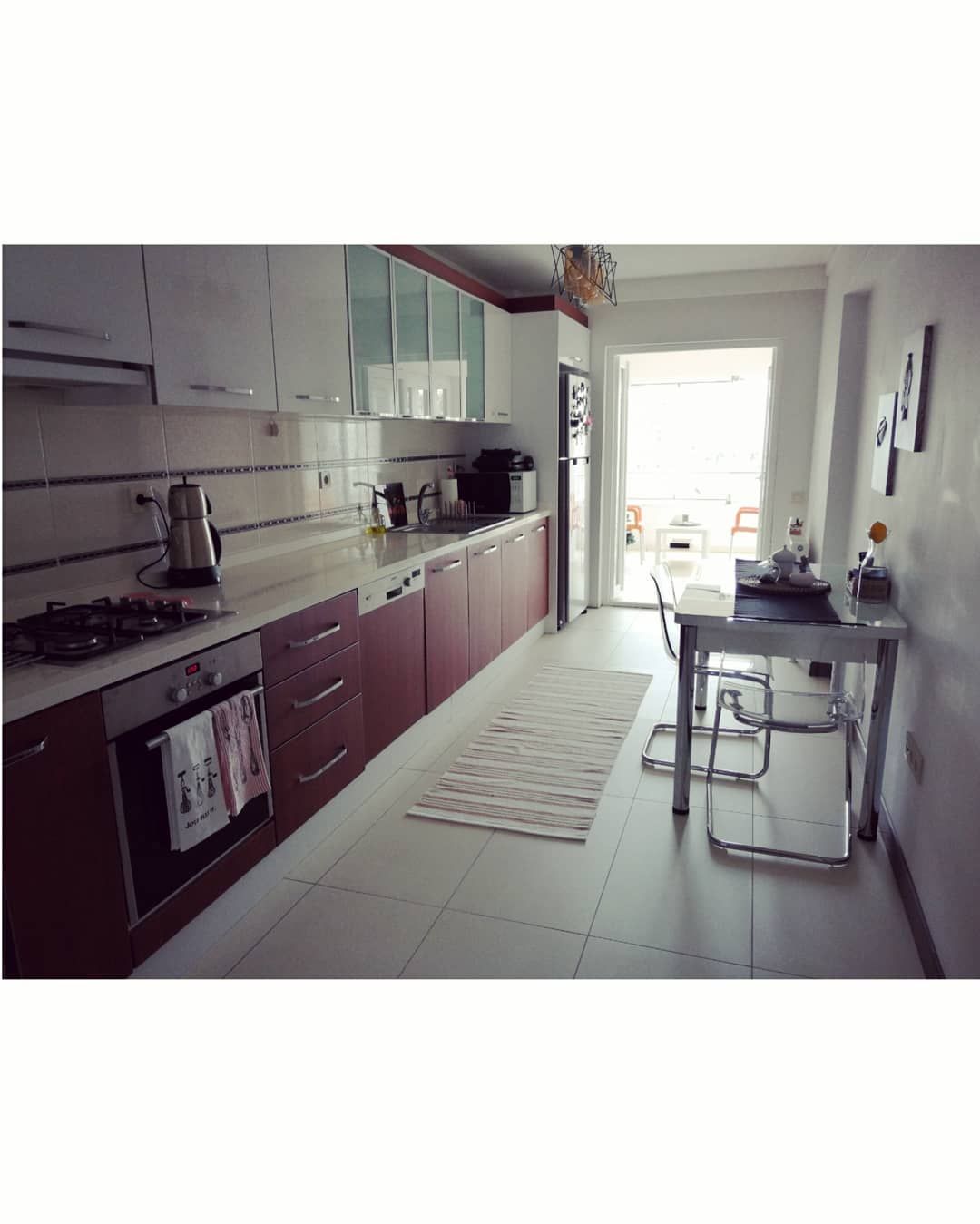 Mutfak, Kahverengi, Beyaz, Mutfak masası, Sandalye, Mutfak tezgahı, Mutfak tezgah arası, Mutfak halısı, Halı