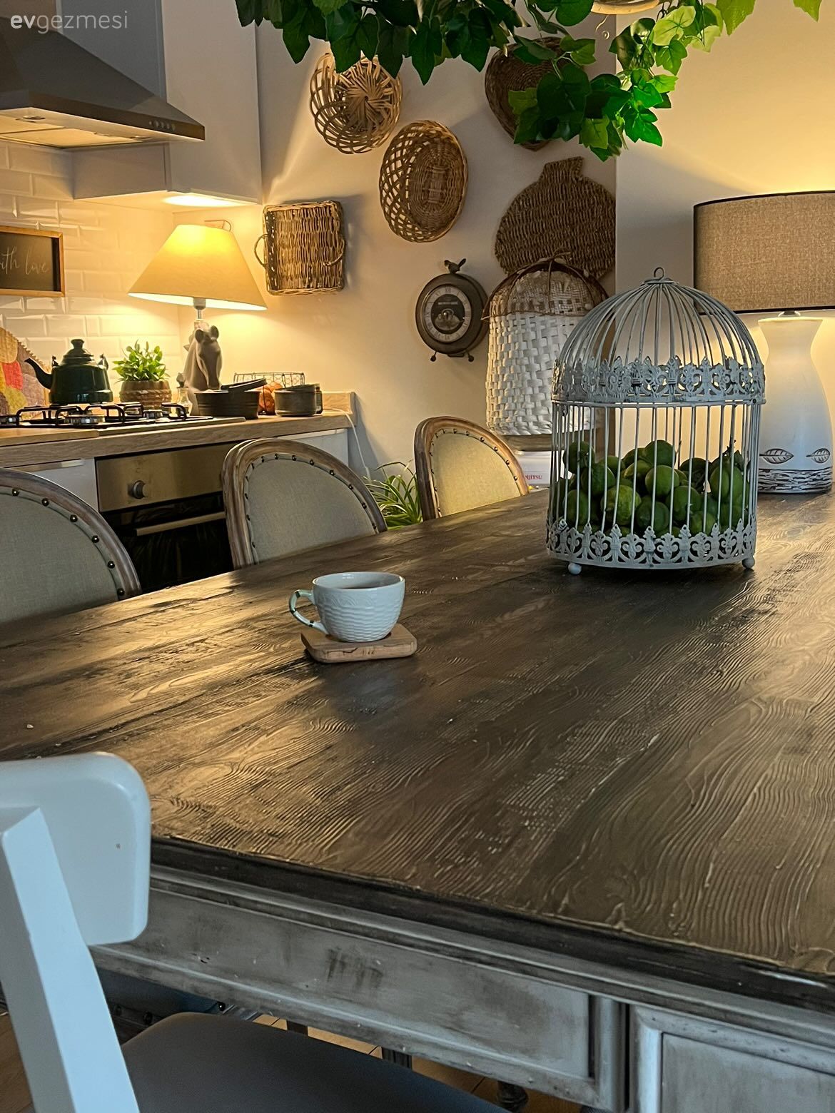 Bu Apartman Dubleksinde Masif Ahşaplar Ön Planda!