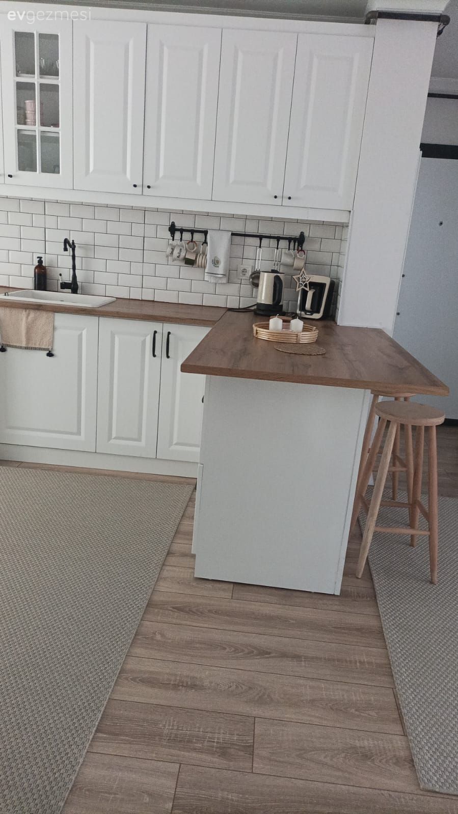 Amerikan Mutfak, Mutfak, Beyaz ve ahşap mutfak, Shaker kapaklı dolaplar, Metro seramik, Seramik, Mutfak yarım adası, Parke, Beyaz