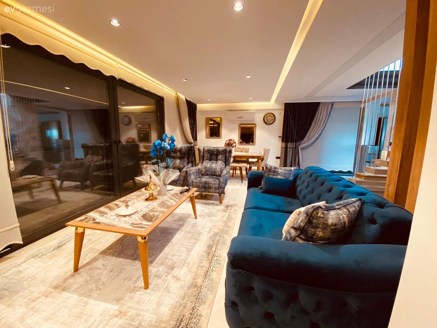 Salon, Modern klasik, Rustik, Mavi, Parlament mavisi, Beyaz, Krem, Ahşap Mobilya, Kahverengi, Koltuk takımı, Halı, Salon halısı, Orta sehpa, Sehpa, Kruvaze perde, Perde, Yan sehpa, Ayna, Sandalye, Yemek masası