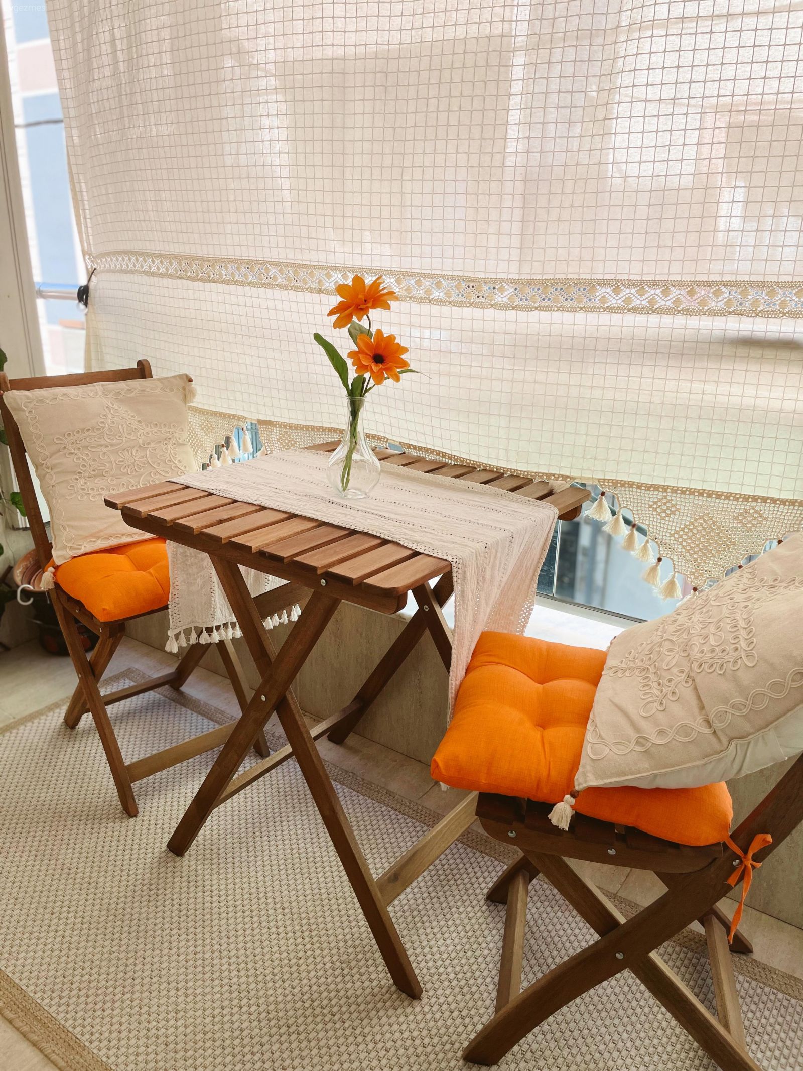 Balkon, Bohem Dekorasyon, Turuncu, Beyaz, Ahşap Mobilya, Sandalye, Balkon masası, Balkon perdesi