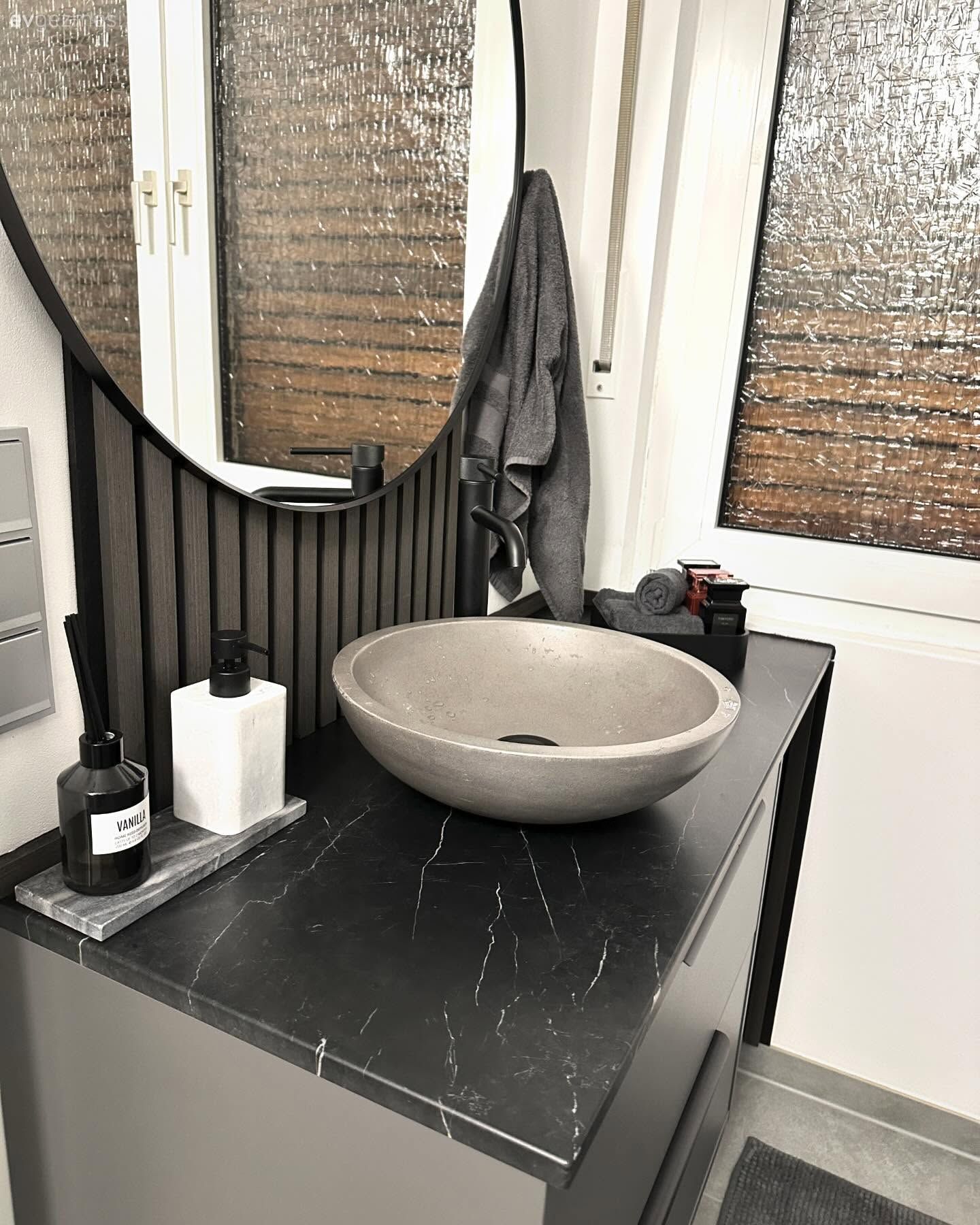 Bu Modern Evin Renkleri Gri, Siyah ve Beyaz