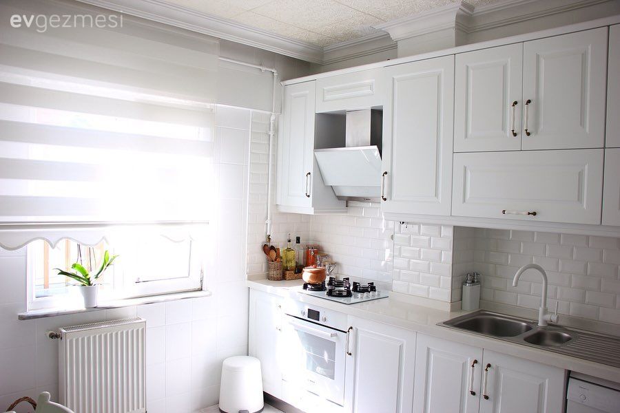 Mutfak, Beyaz mutfak, Mutfak tezgahı, Mutfak tezgah arası, Mutfak halısı, Halı, Davlumbaz, Ankastre, Zebra Perde, Perde, Mutfak perdesi