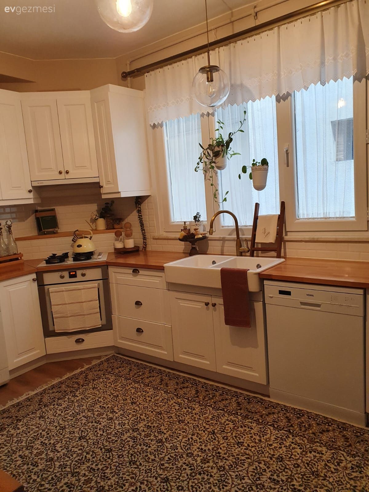 Mutfak, Country, Beyaz ve ahşap mutfak, Shaker kapaklı dolaplar, Ahşap mutfak tezgahı, Mutfak tezgahı, Mutfak perdesi, Beyaz, Vizon, Mutfak rafı, Tabure, Mutfak halısı, Ev bitkisi, Ankastre, Davlumbaz