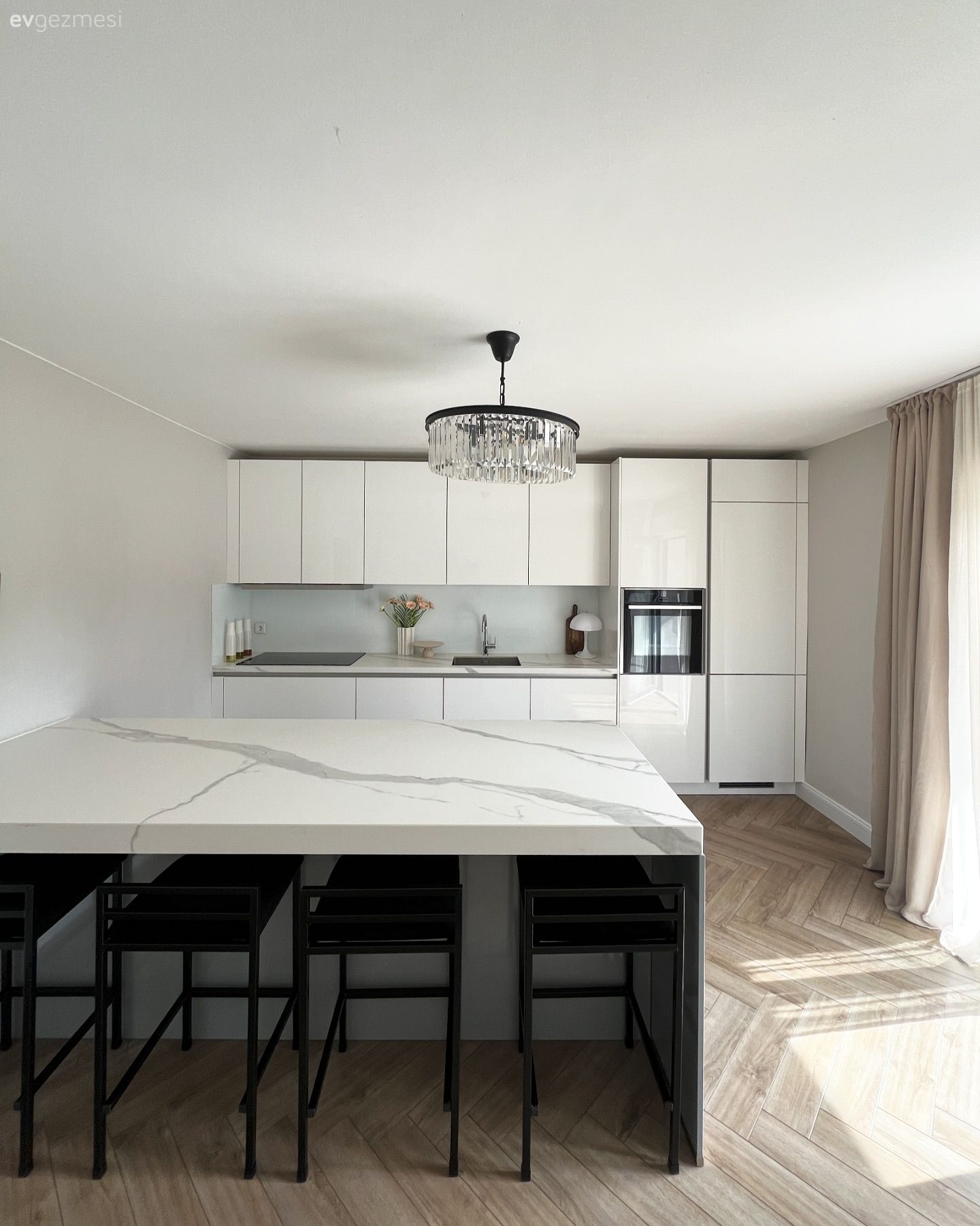 Amerikan Mutfak, Mutfak, Modern, Beyaz, Siyah, Mutfak tezgahı, Mutfak tezgah arası, Ankastre, Ada mutfak, Bar masa & sandalyeleri, Parke, Mutfak Avize Modelleri