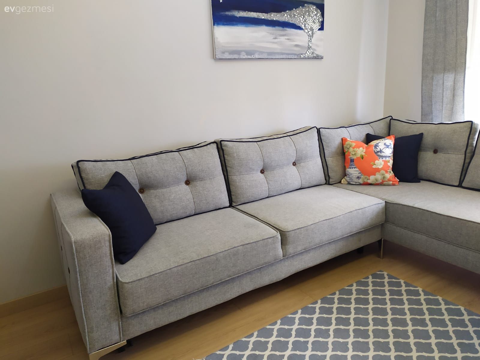 Oturma Odası, Gri, Mavi, Köşe koltuk, Koltuk takımı, Halı, Tablo, Duvar dekorasyonu, Turuncu